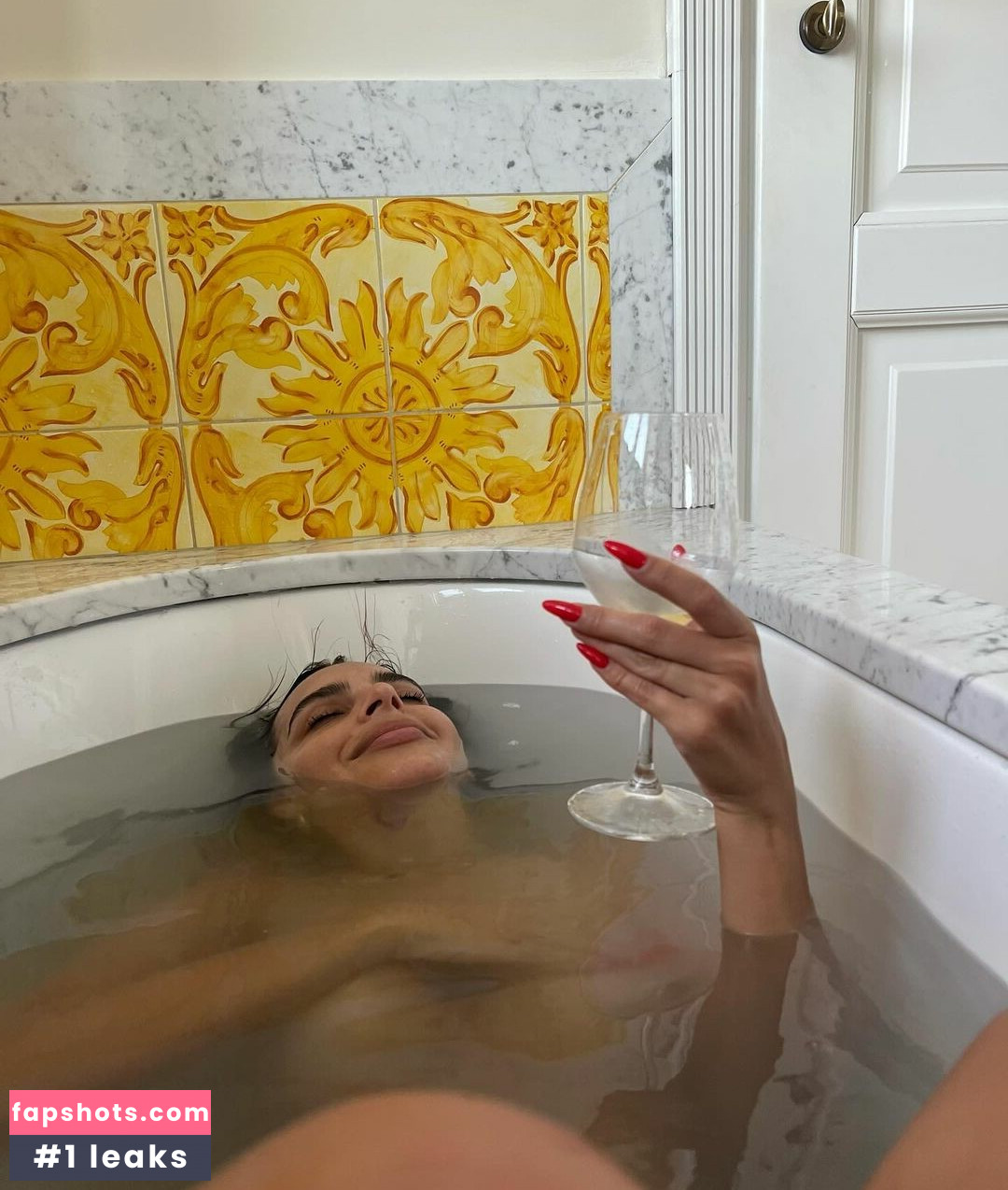 Emily Ratajkowski gallery photo #1274