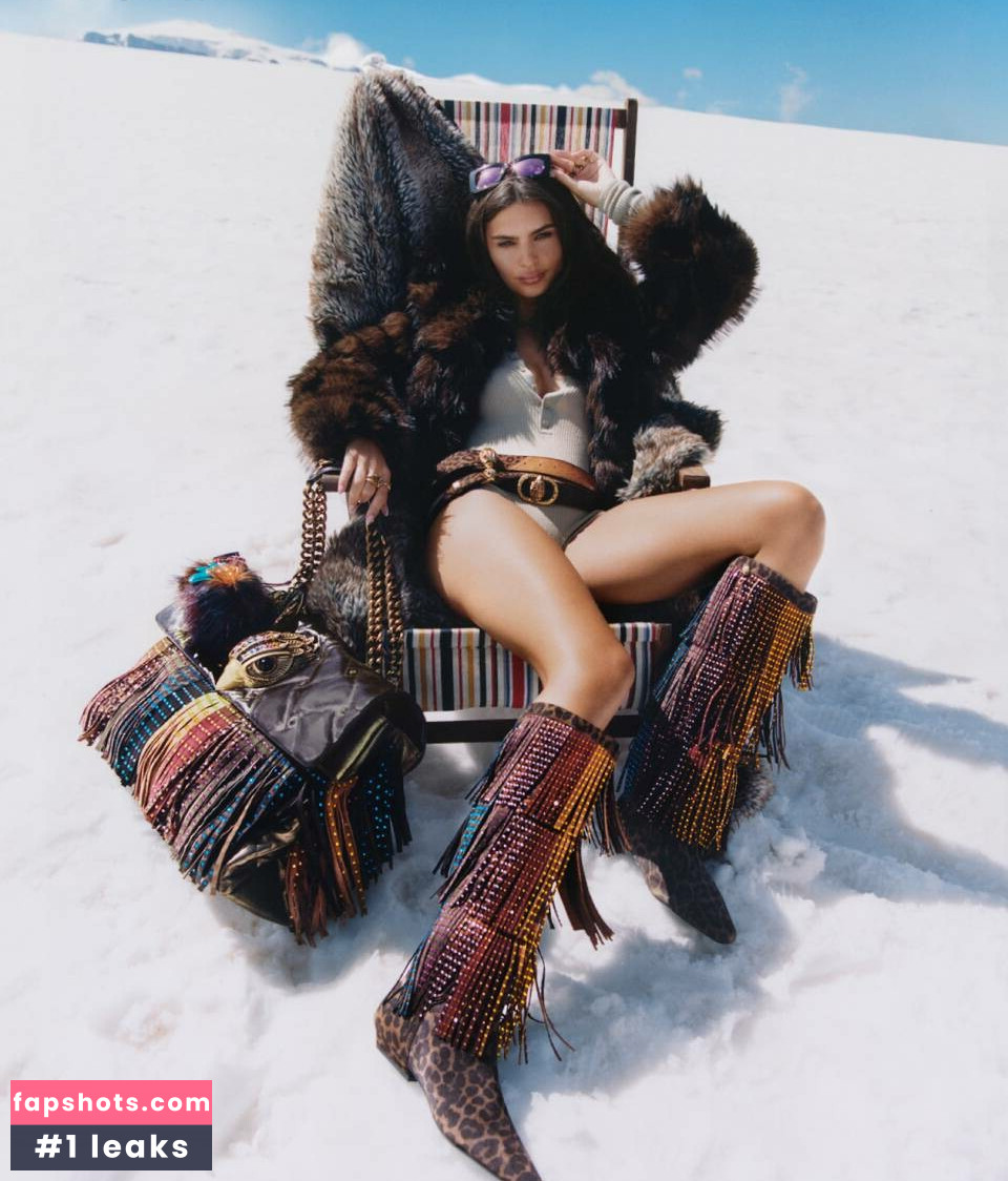 Emily Ratajkowski gallery photo #143