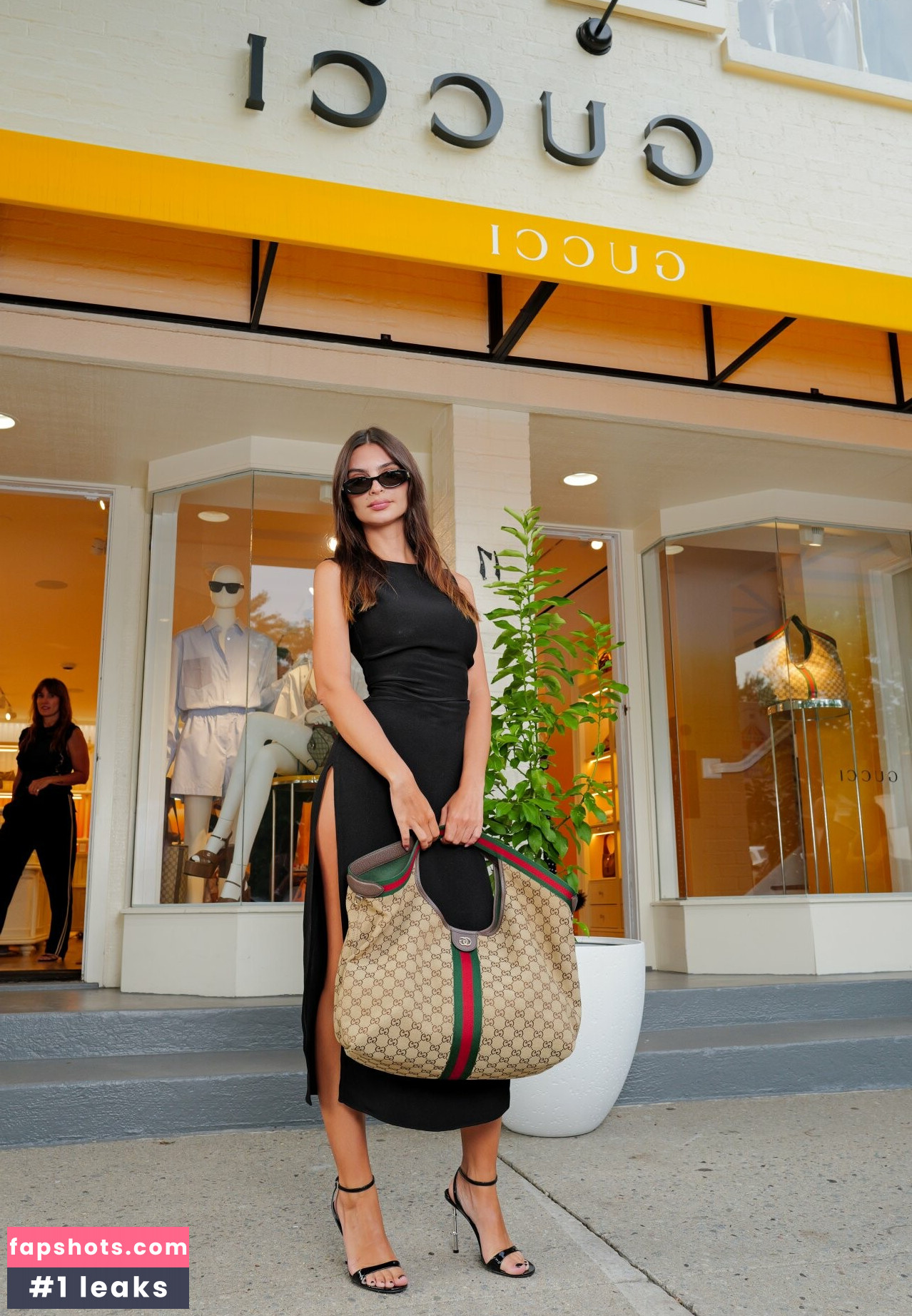 Emily Ratajkowski gallery photo #146