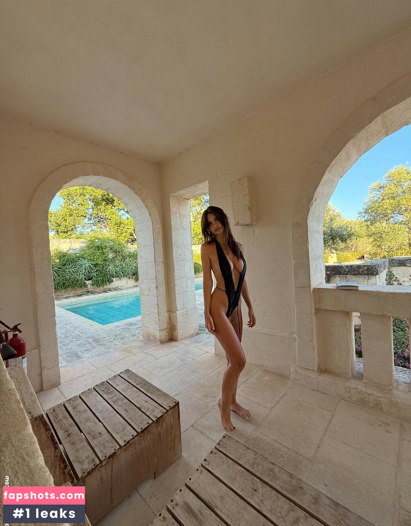 Emily Ratajkowski gallery photo #160