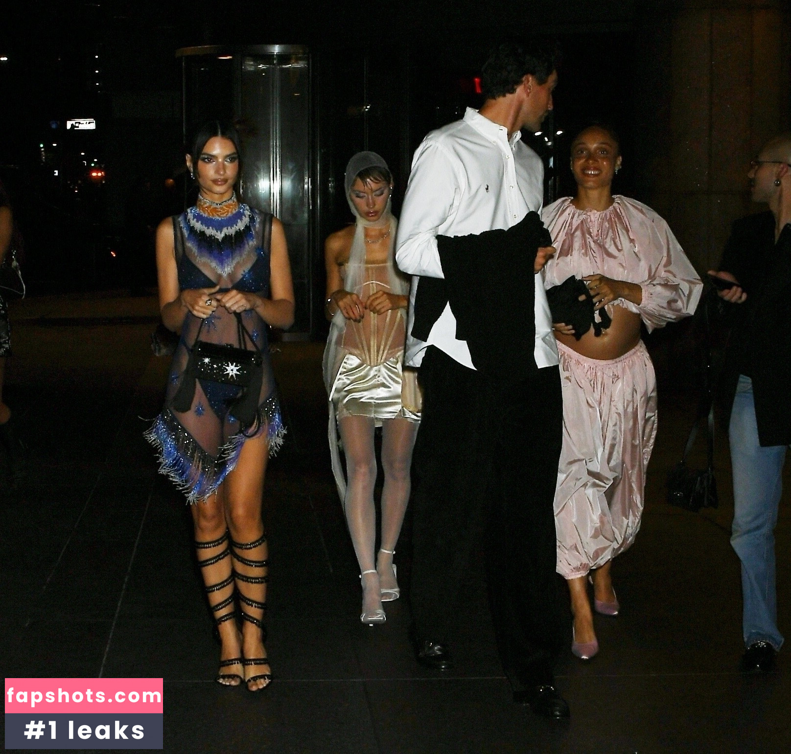 Emily Ratajkowski gallery photo #1629