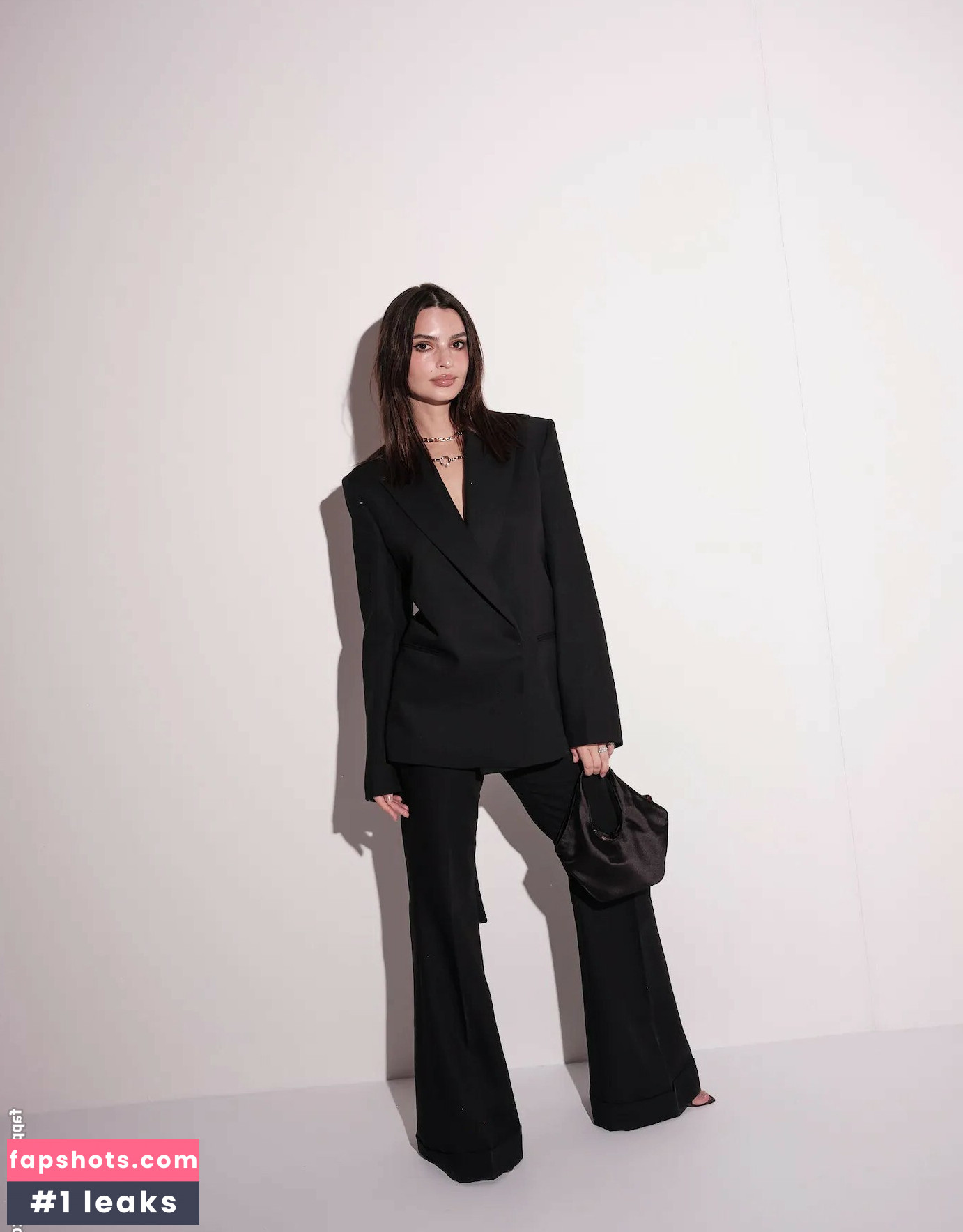 Emily Ratajkowski gallery photo #1865