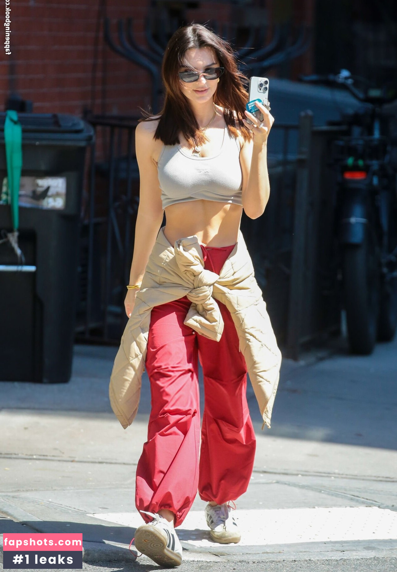 Emily Ratajkowski gallery photo #1952