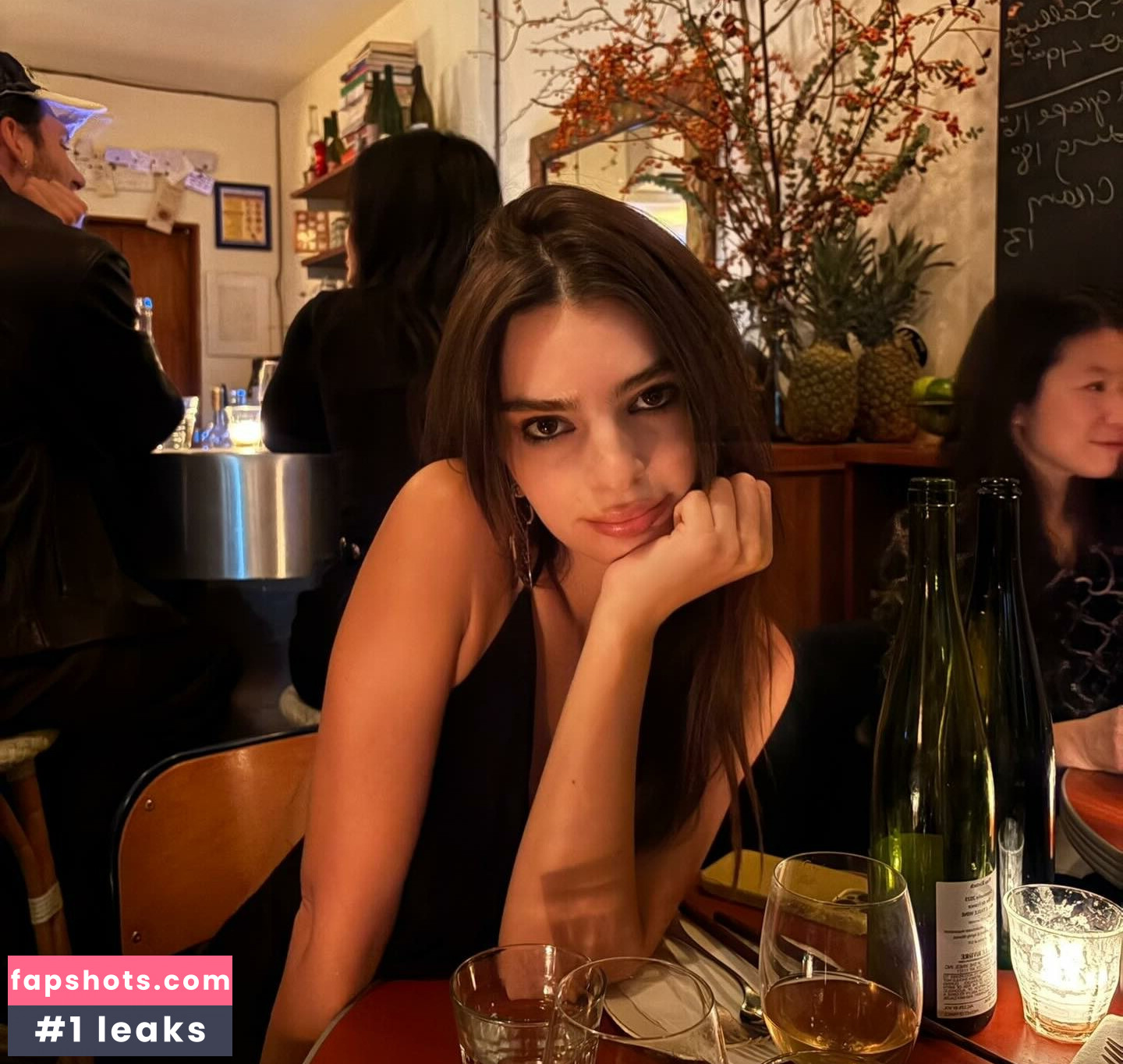 Emily Ratajkowski gallery photo #21