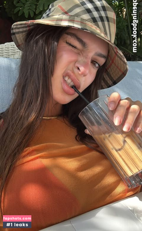 Emily Ratajkowski gallery photo #217