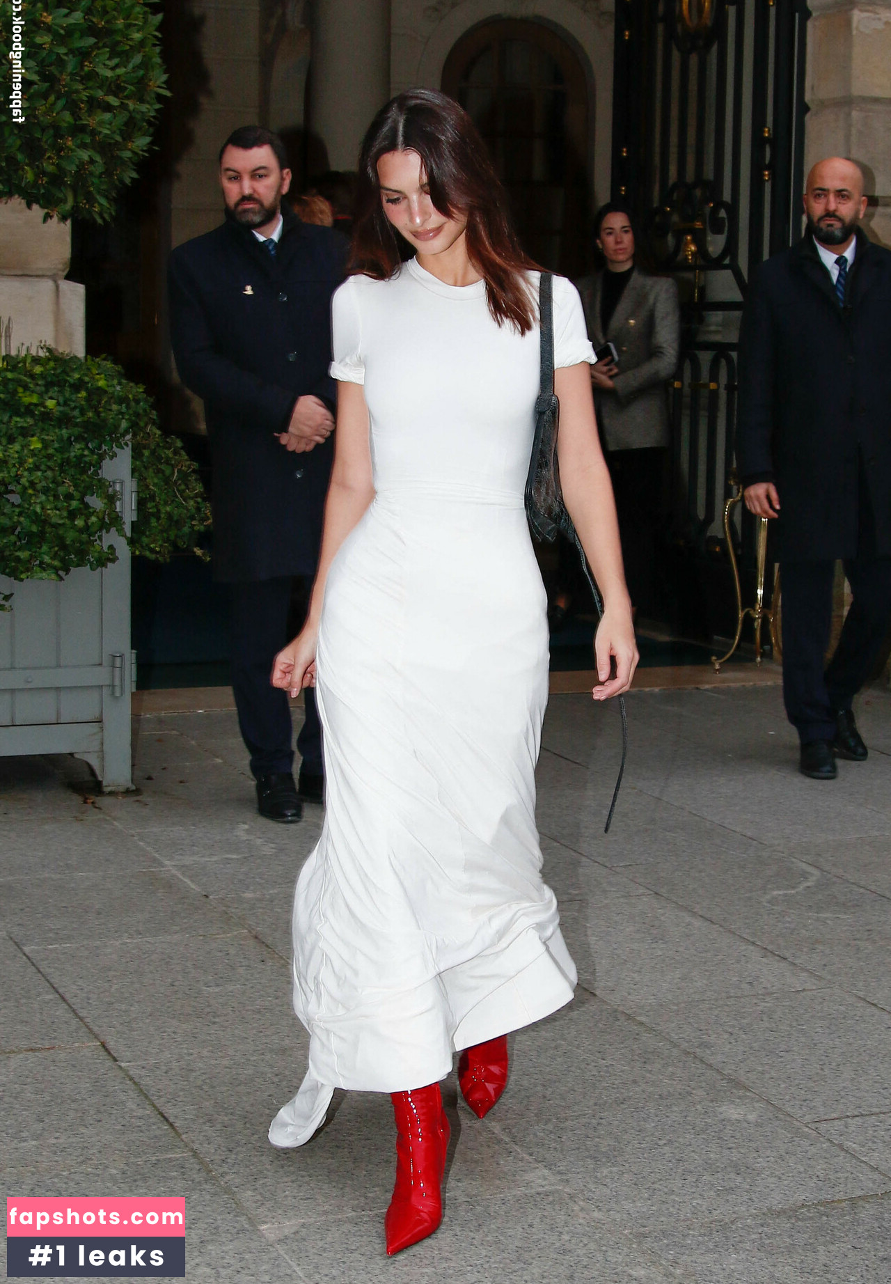 Emily Ratajkowski gallery photo #2207