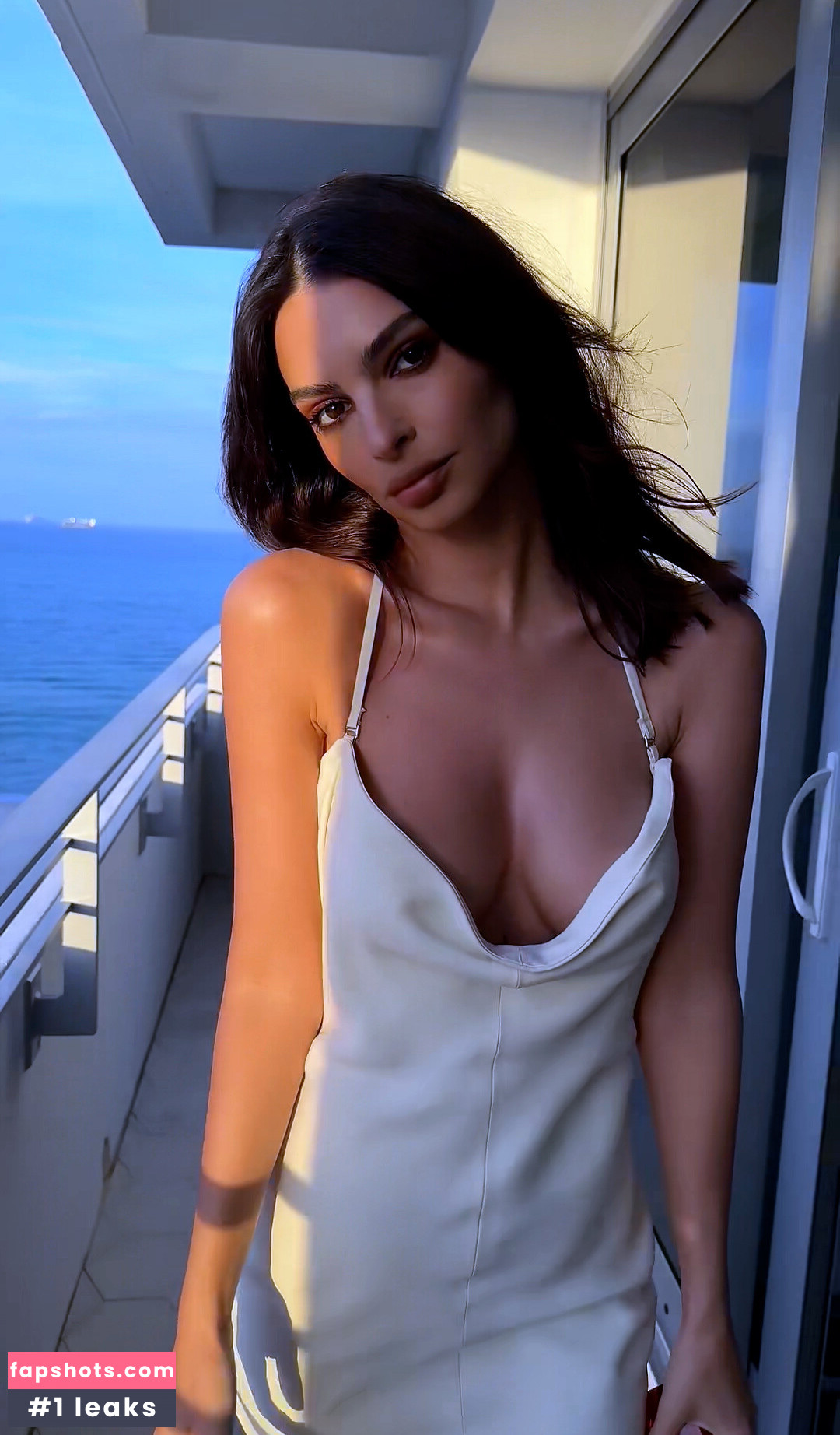 Emily Ratajkowski gallery photo #2344