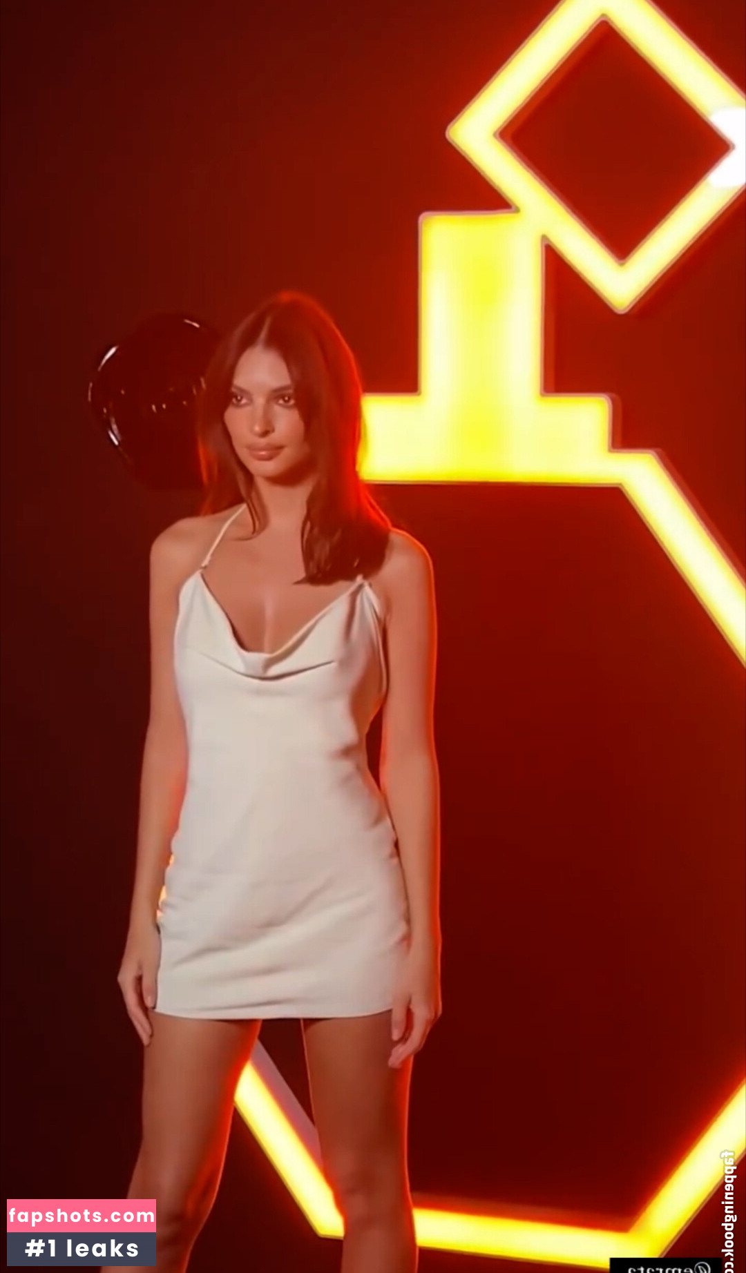 Emily Ratajkowski gallery photo #2349