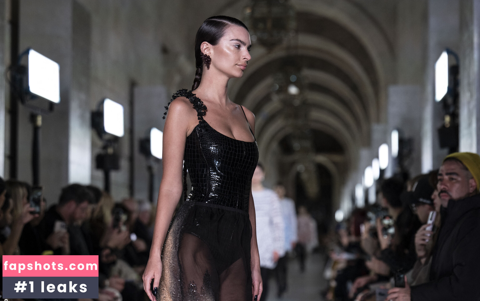 Emily Ratajkowski gallery photo #2356