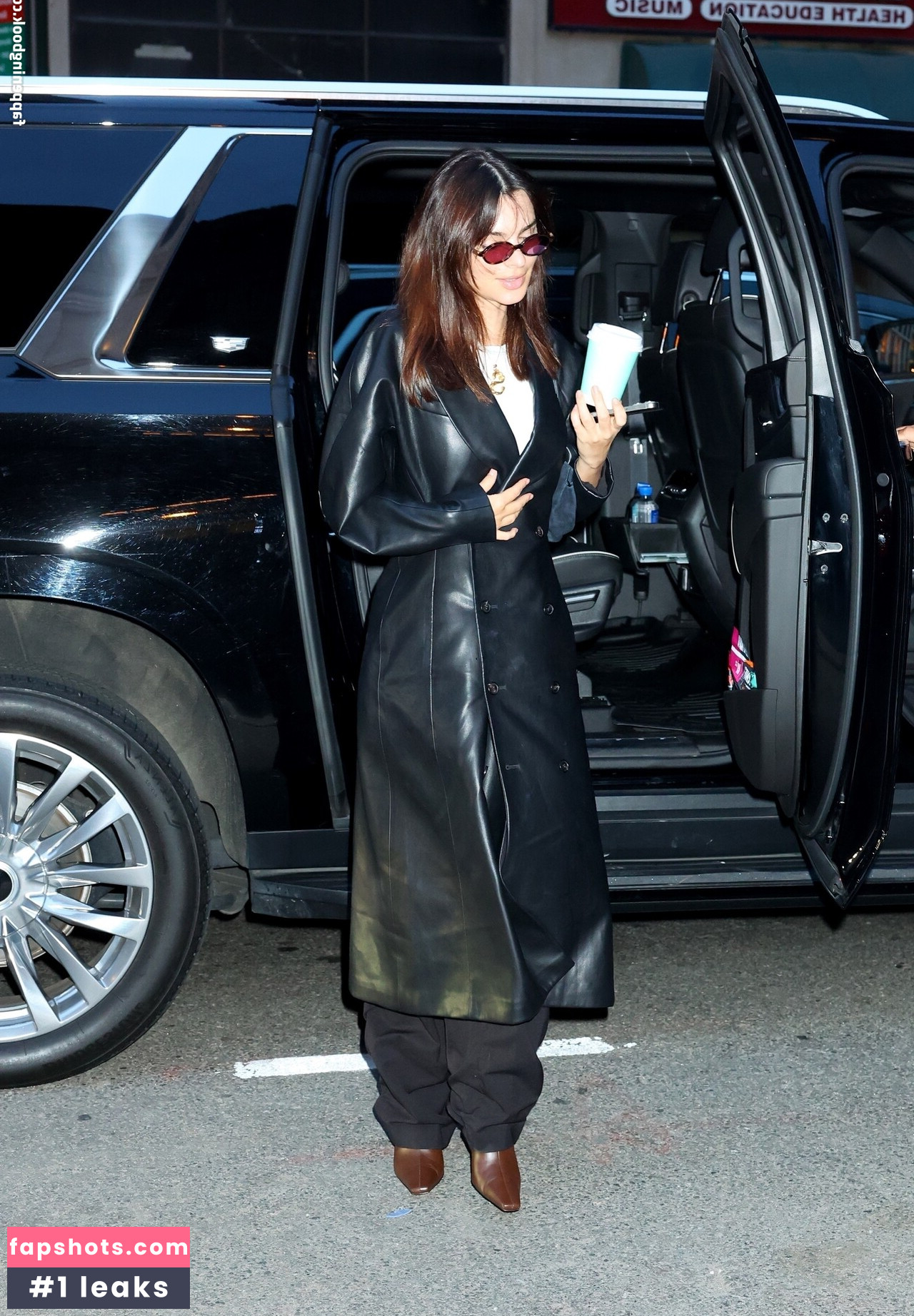 Emily Ratajkowski gallery photo #2383