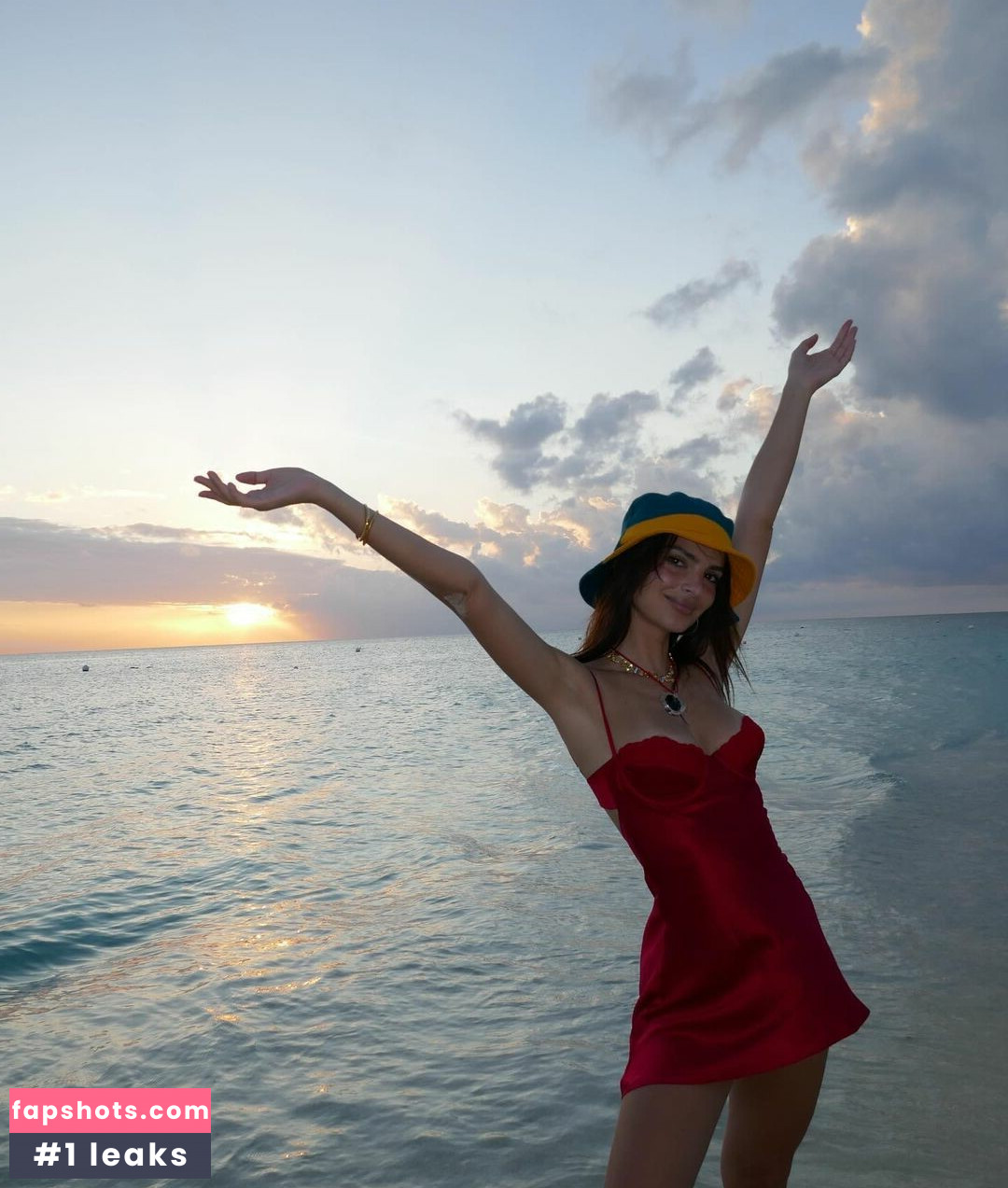 Emily Ratajkowski gallery photo #2447