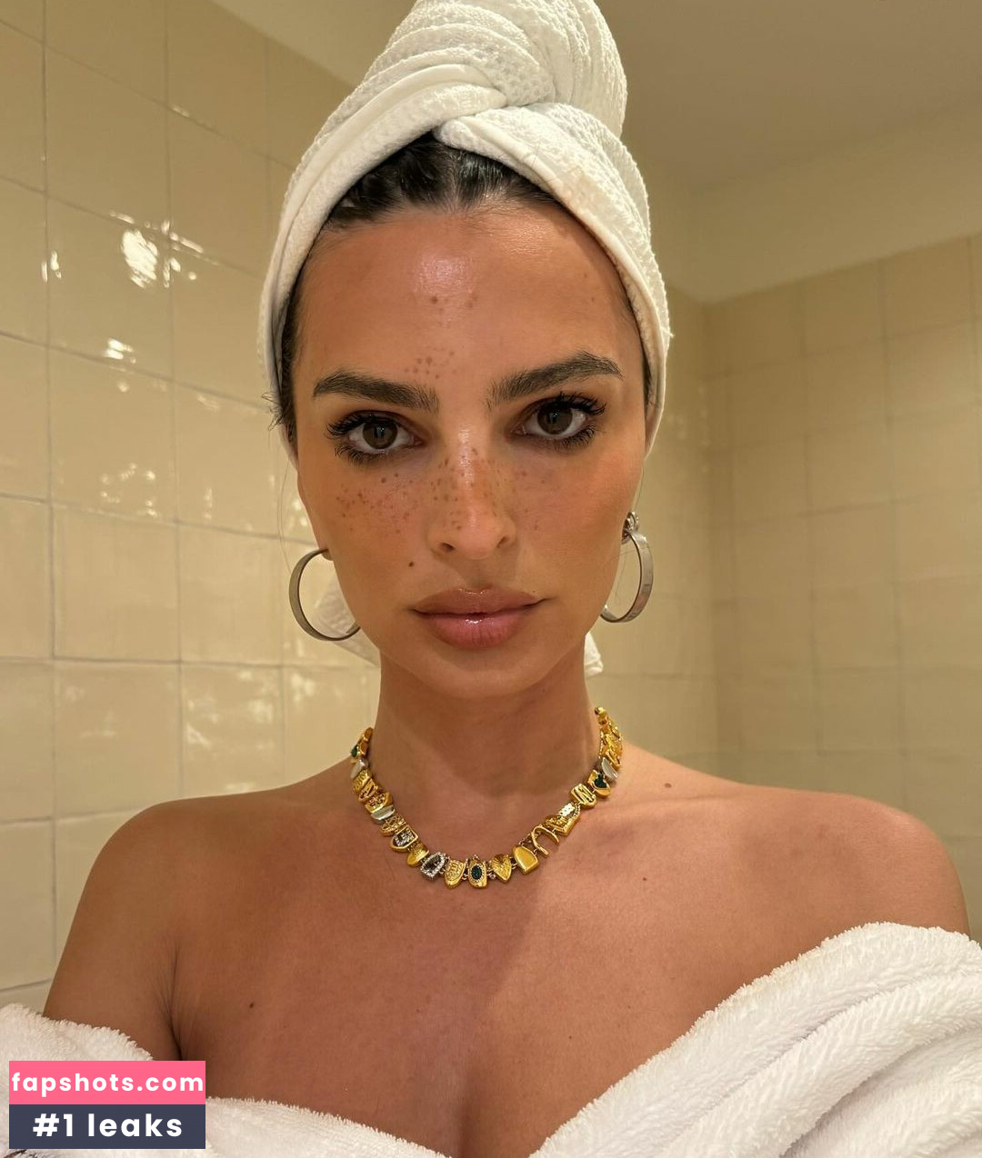 Emily Ratajkowski gallery photo #2449