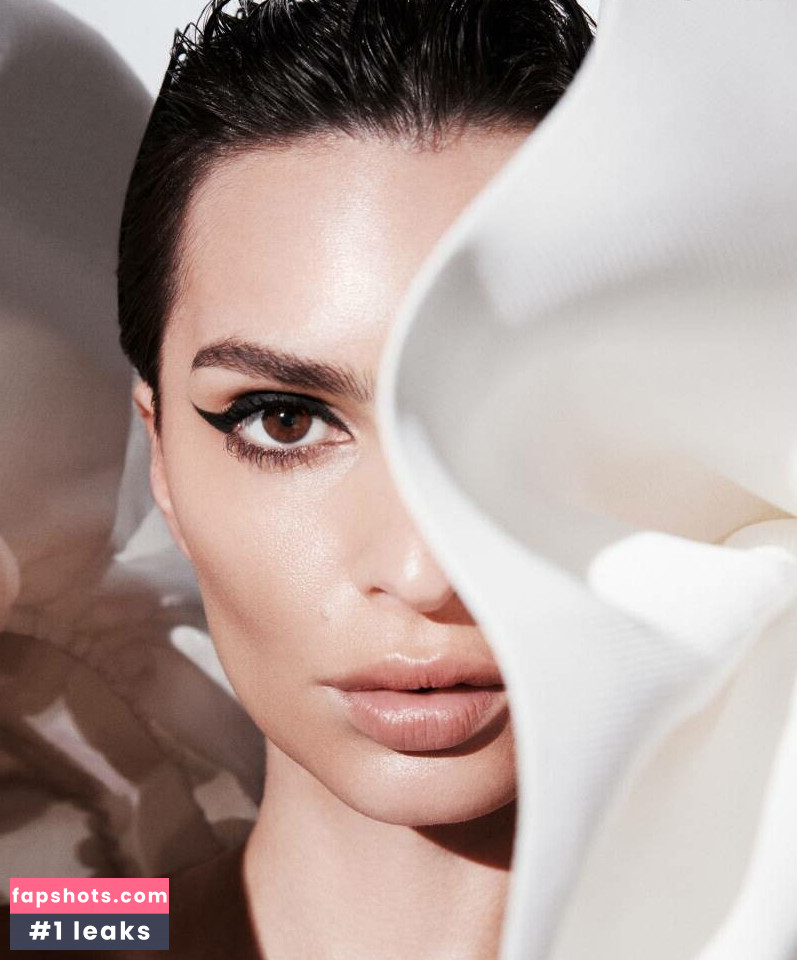 Emily Ratajkowski gallery photo #2468