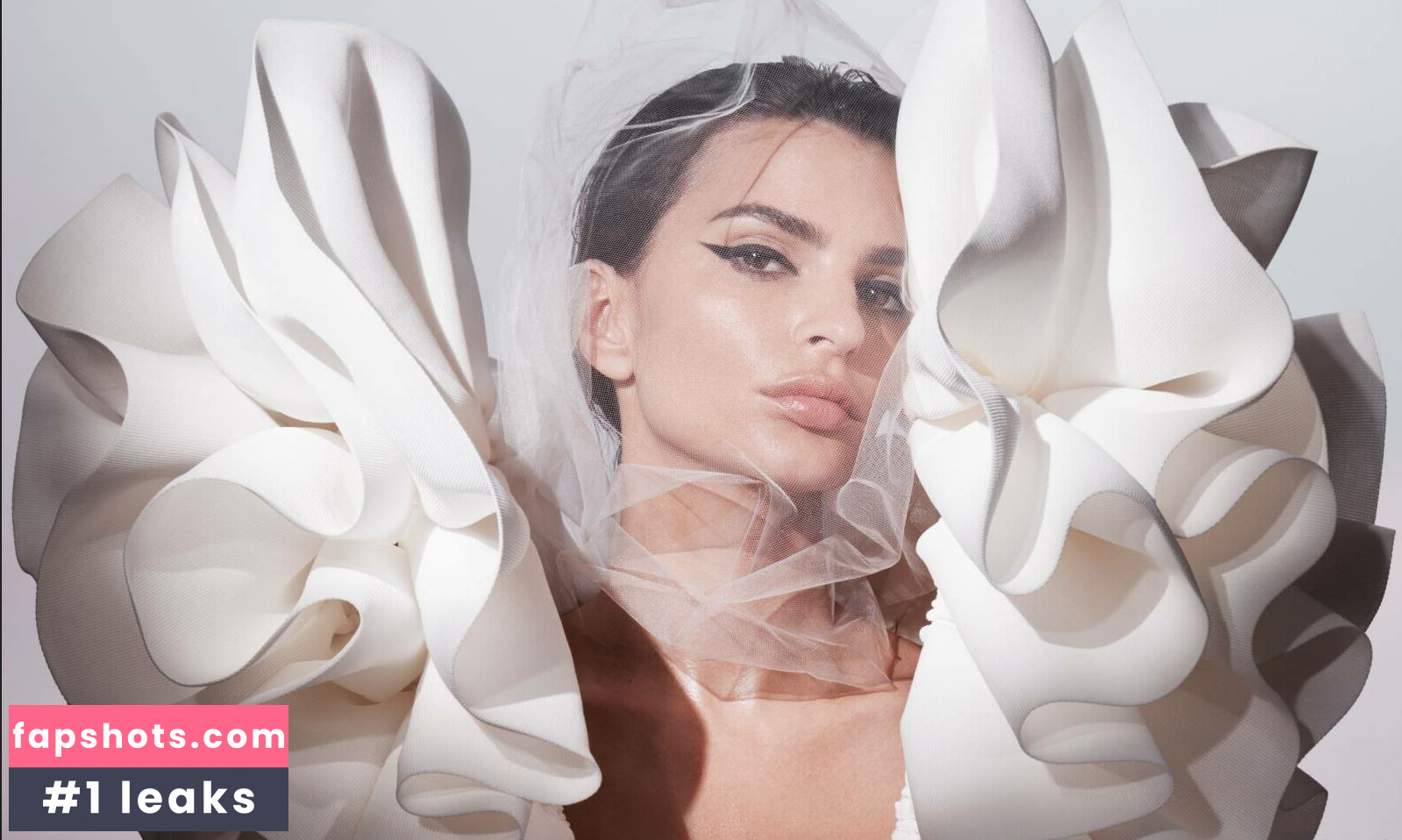 Emily Ratajkowski gallery photo #2469