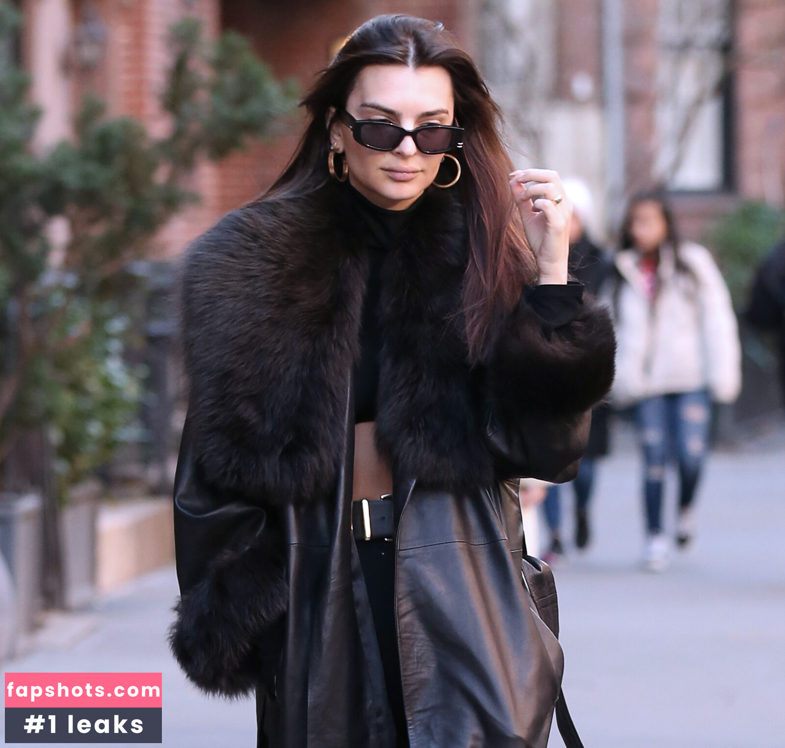 Emily Ratajkowski gallery photo #2495