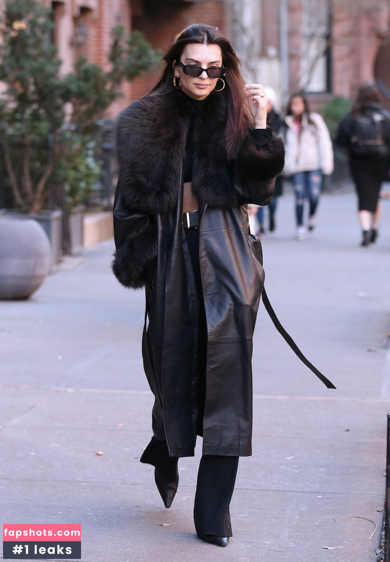 Emily Ratajkowski gallery photo #2502