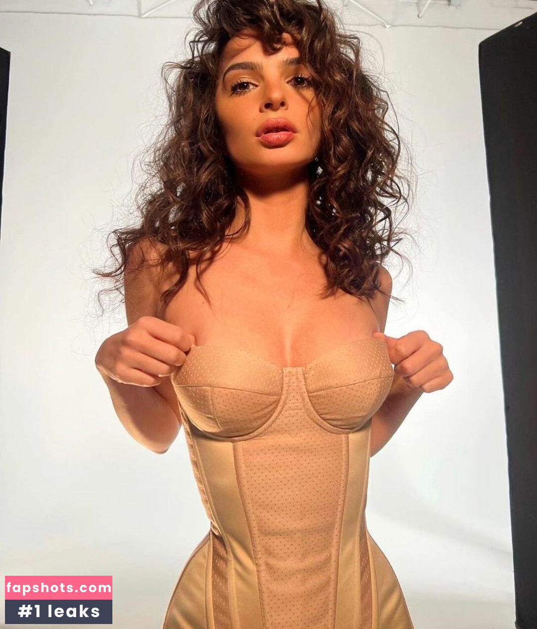 Emily Ratajkowski gallery photo #2526