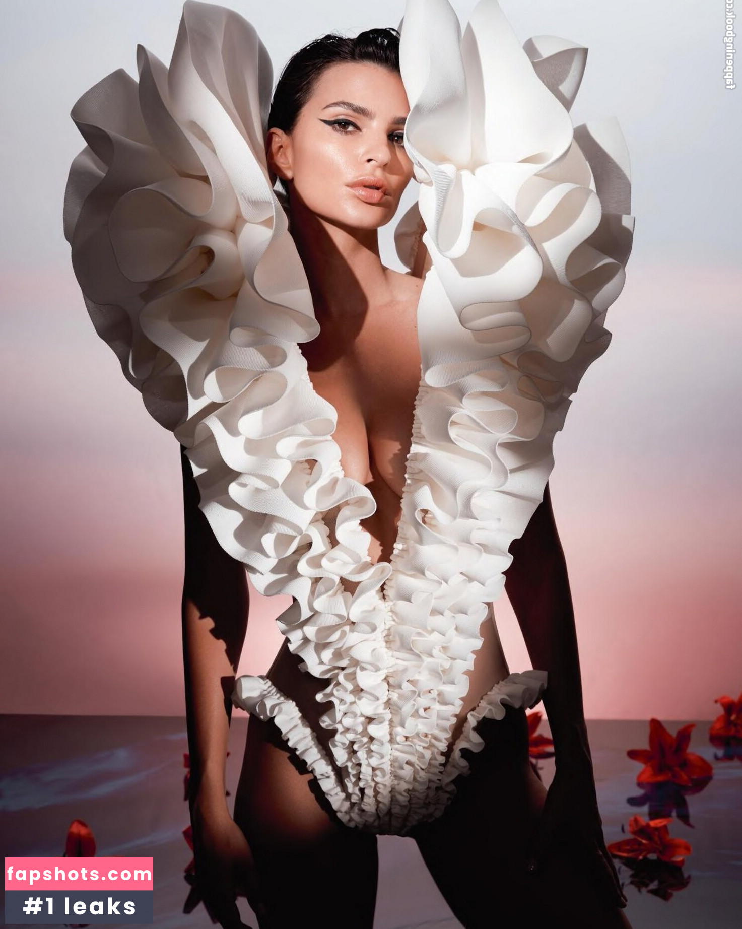 Emily Ratajkowski gallery photo #2528