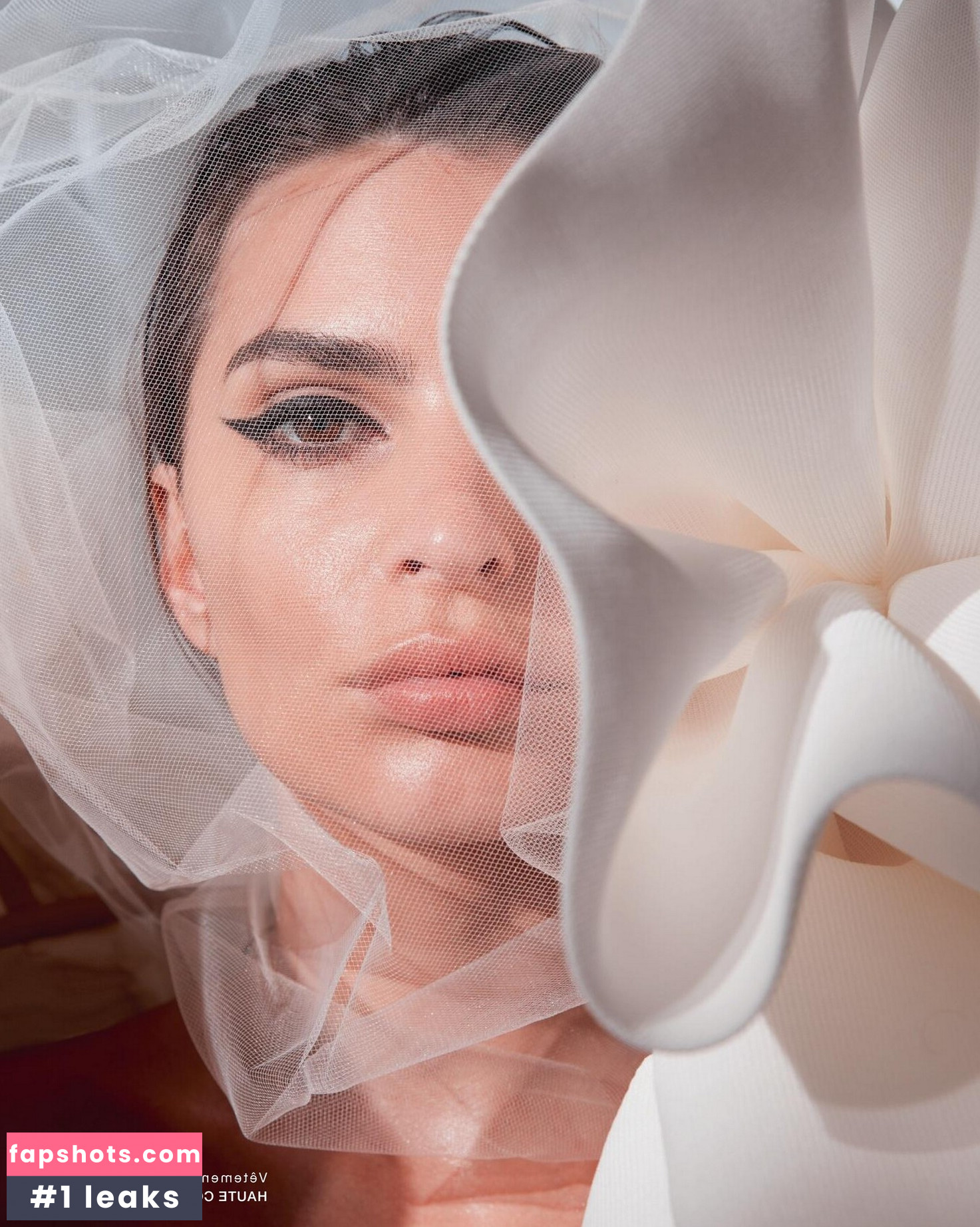 Emily Ratajkowski gallery photo #2532