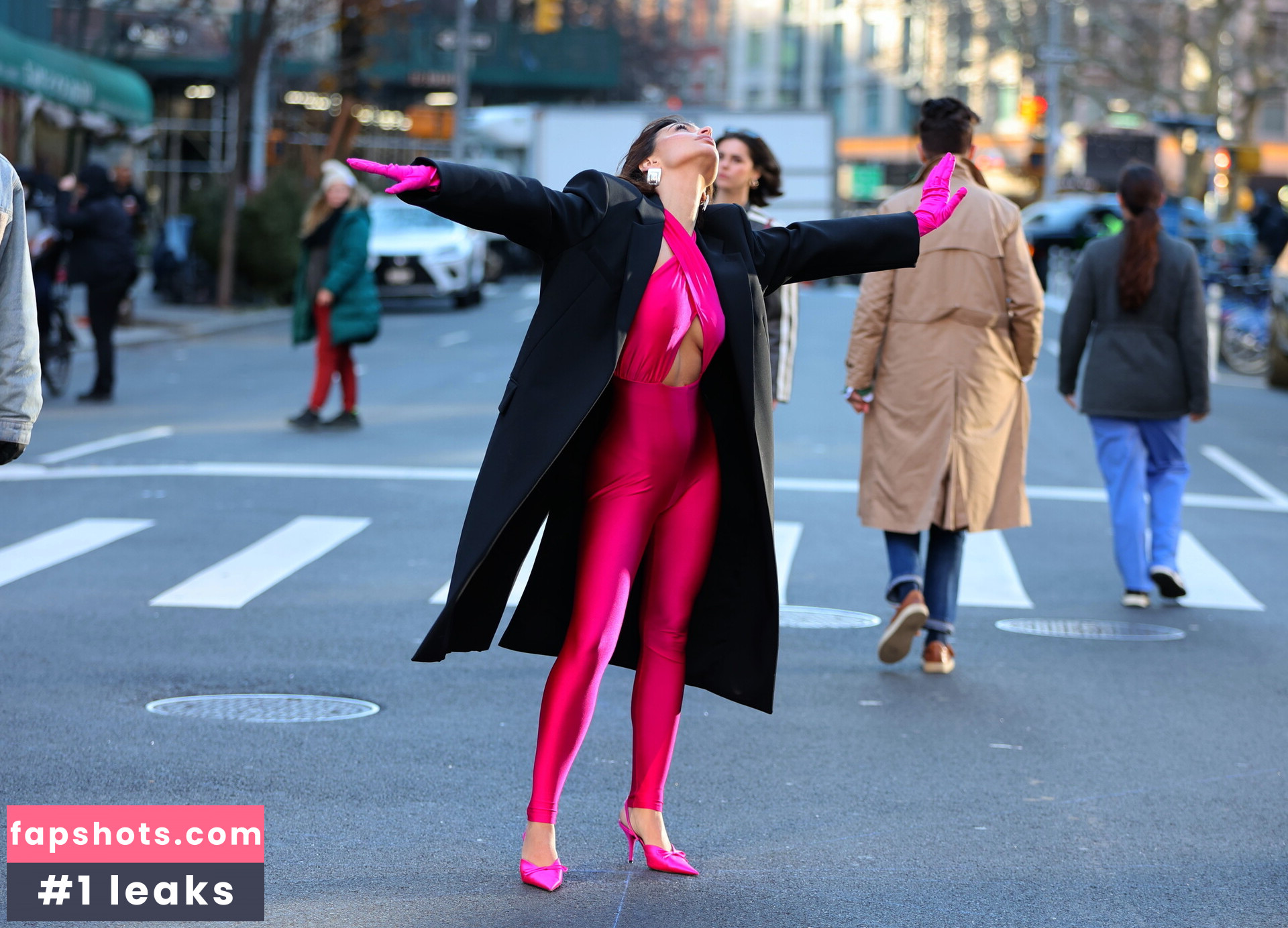 Emily Ratajkowski gallery photo #2580