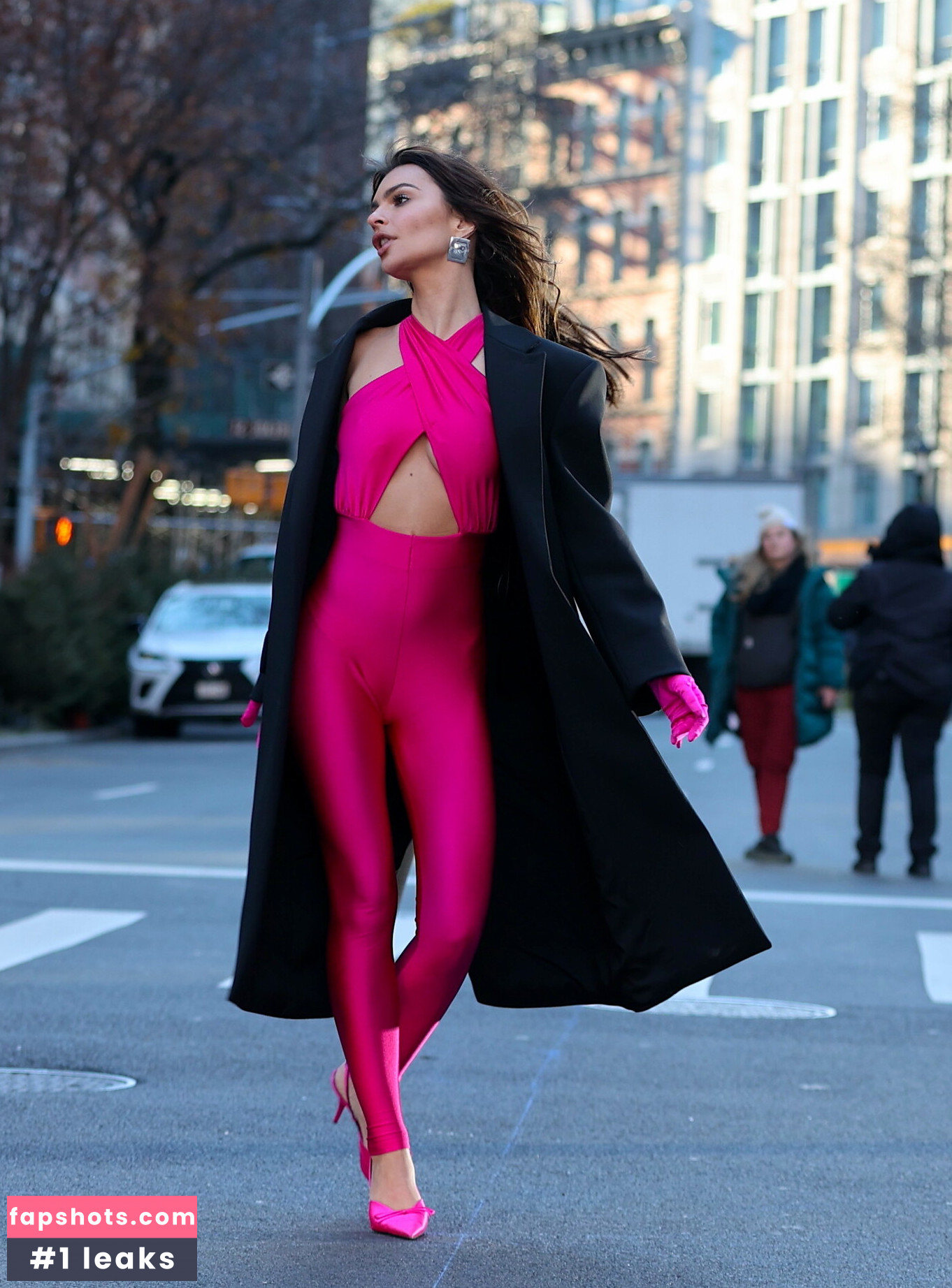 Emily Ratajkowski gallery photo #2582