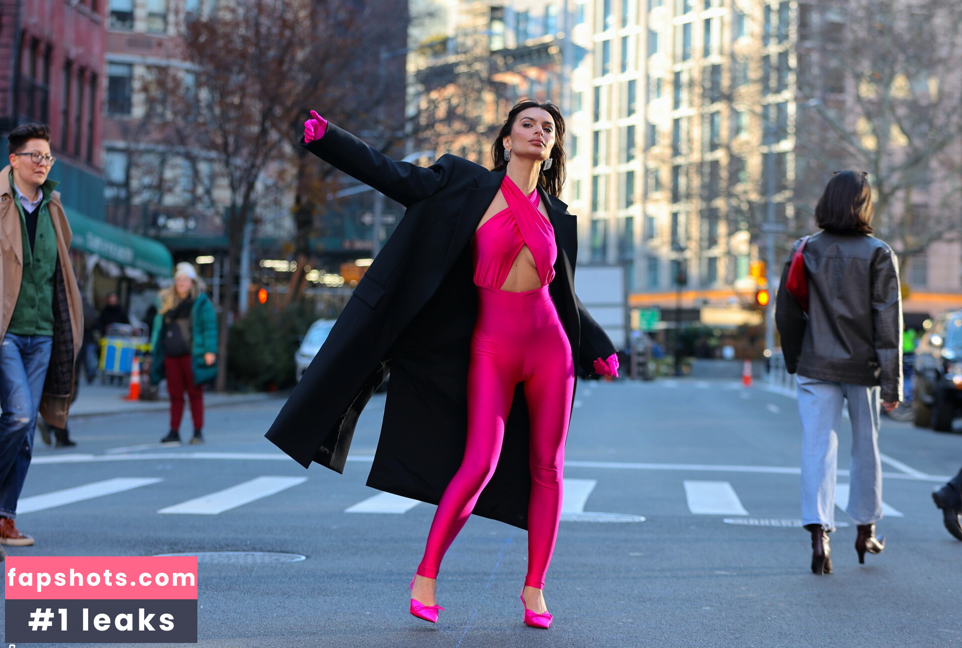 Emily Ratajkowski gallery photo #2585