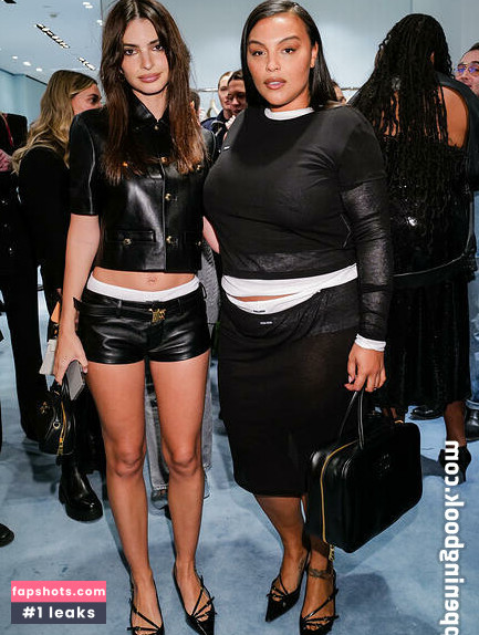 Emily Ratajkowski gallery photo #2622