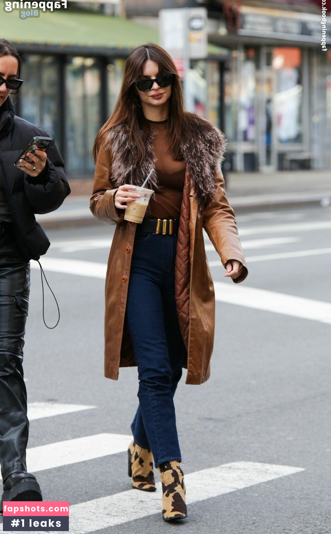 Emily Ratajkowski gallery photo #2683