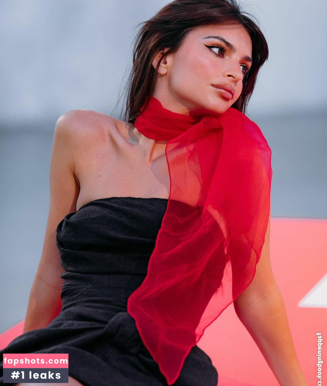 Emily Ratajkowski gallery photo #2879