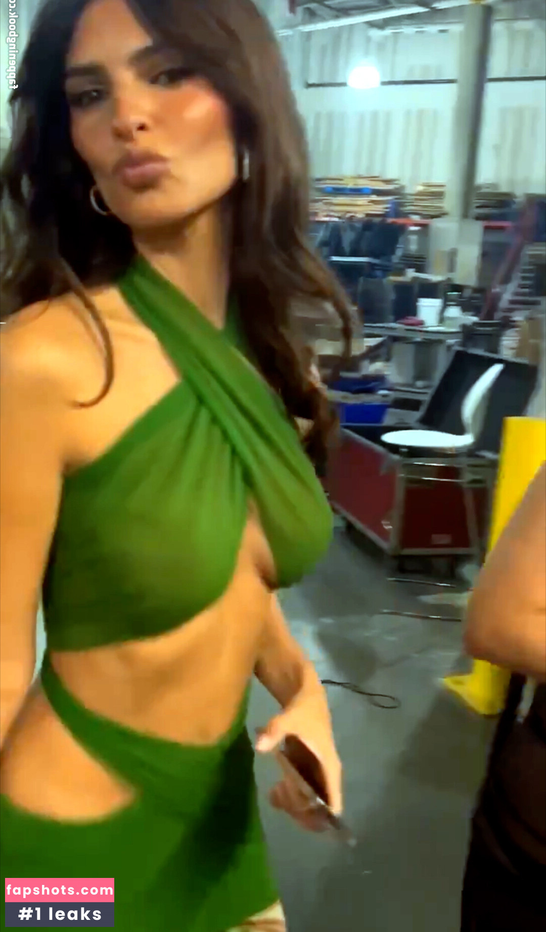 Emily Ratajkowski gallery photo #2901