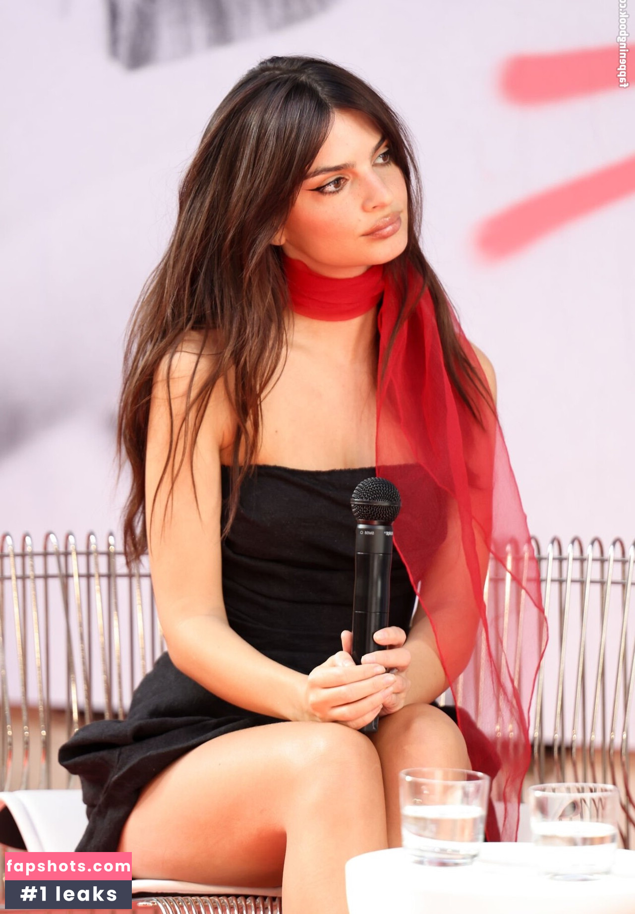 Emily Ratajkowski gallery photo #2949