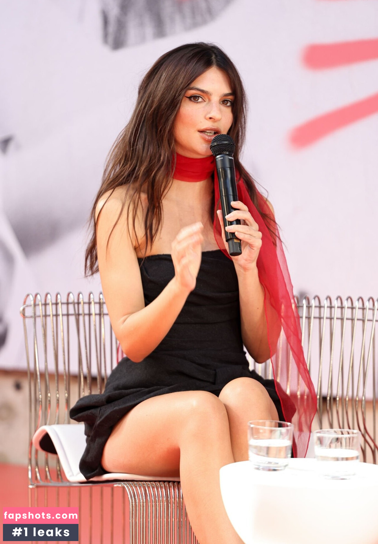 Emily Ratajkowski gallery photo #2951