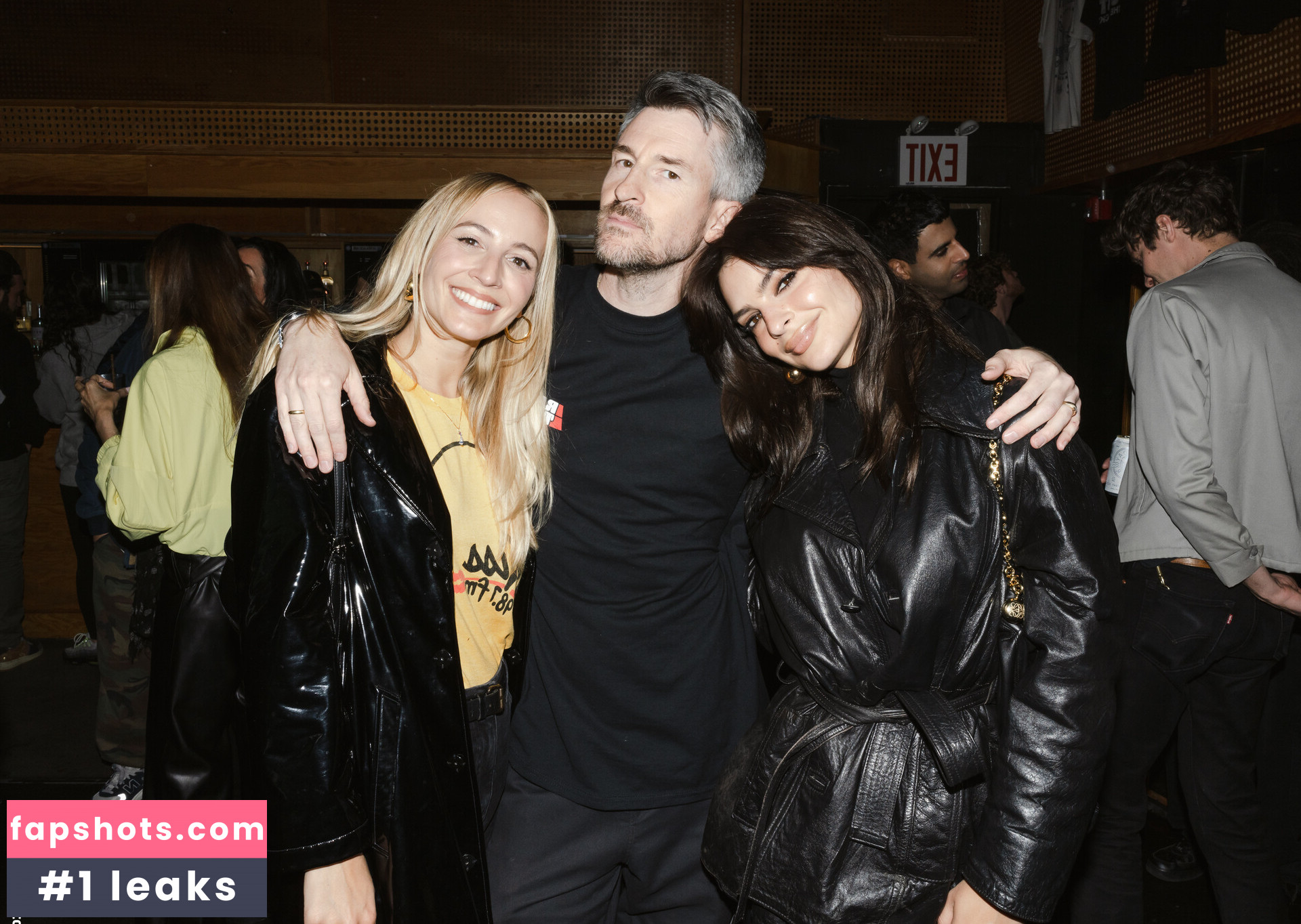 Emily Ratajkowski gallery photo #3058