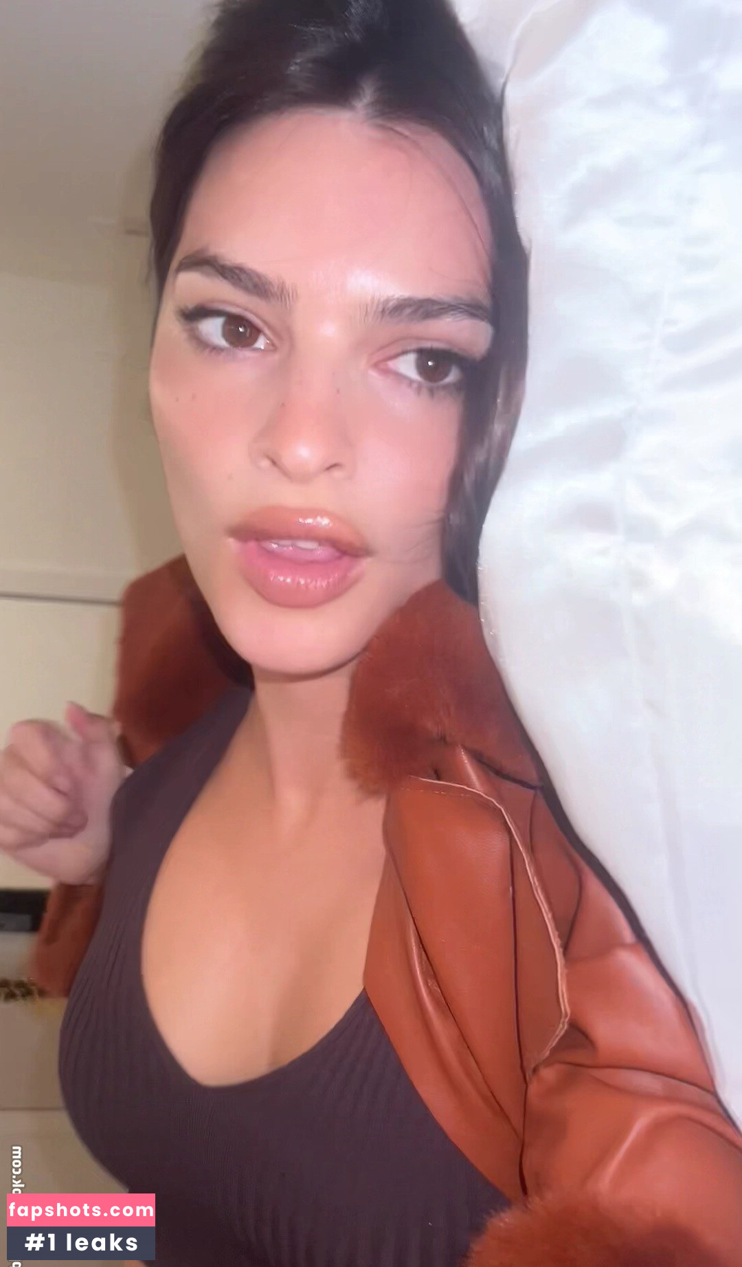 Emily Ratajkowski gallery photo #3065