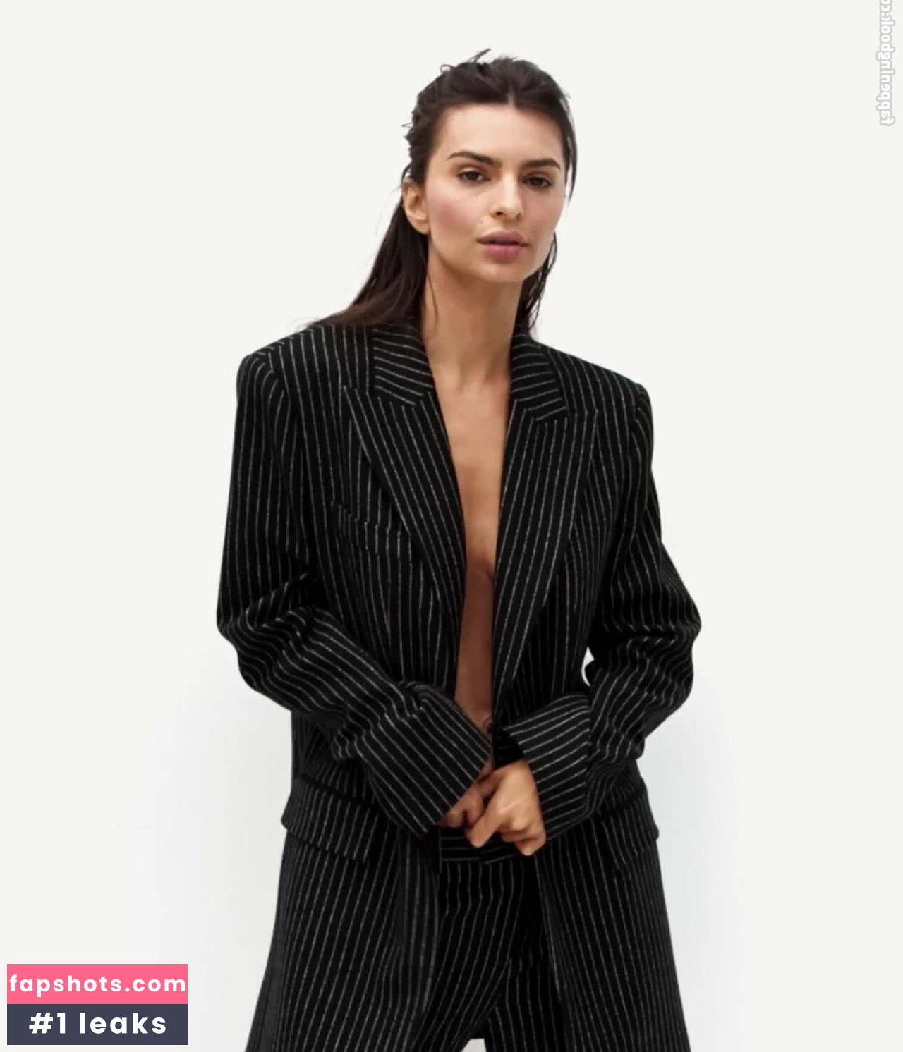 Emily Ratajkowski gallery photo #3095