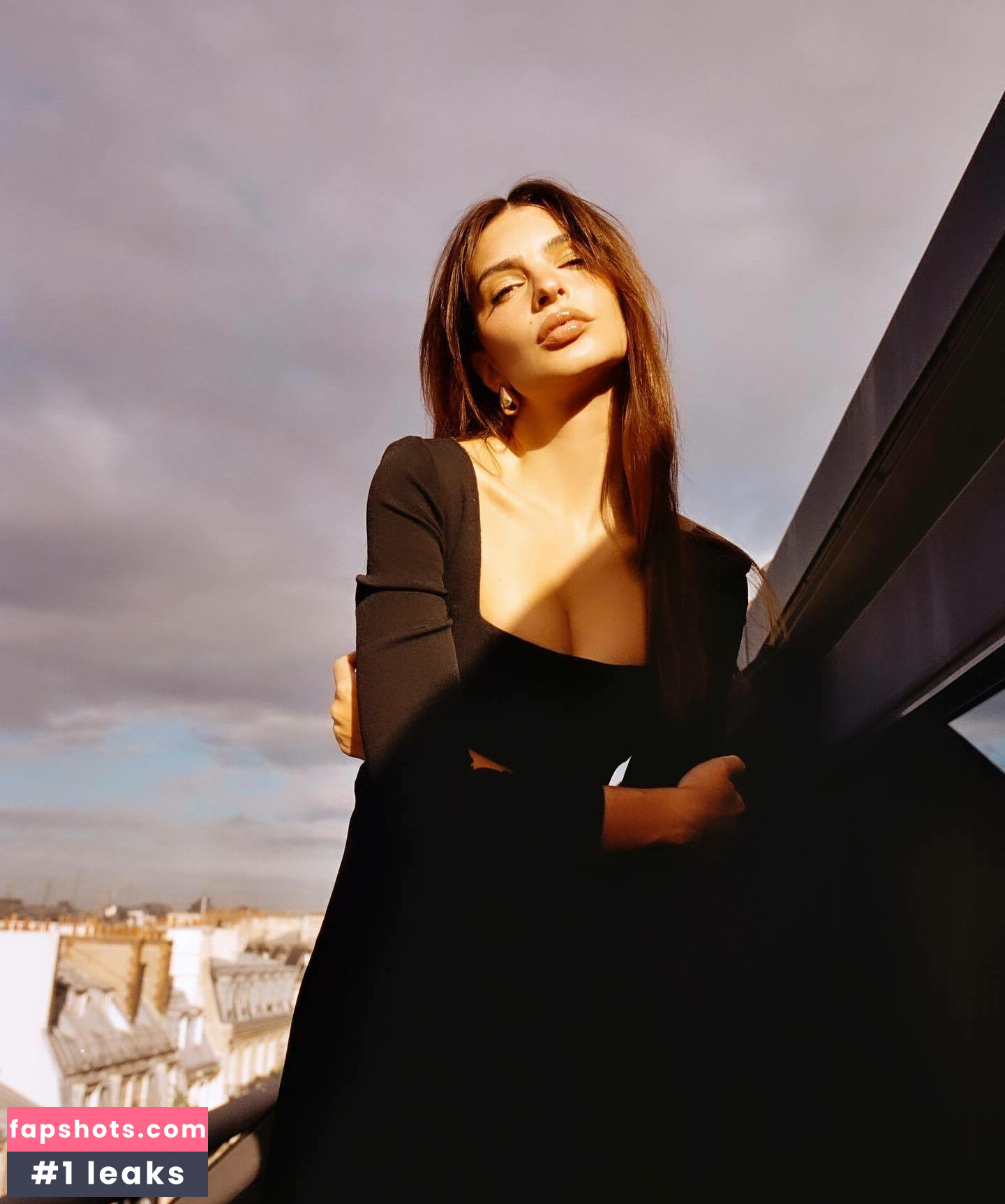 Emily Ratajkowski gallery photo #3231