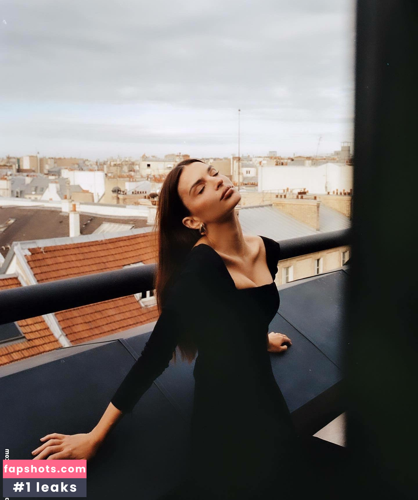 Emily Ratajkowski gallery photo #3233