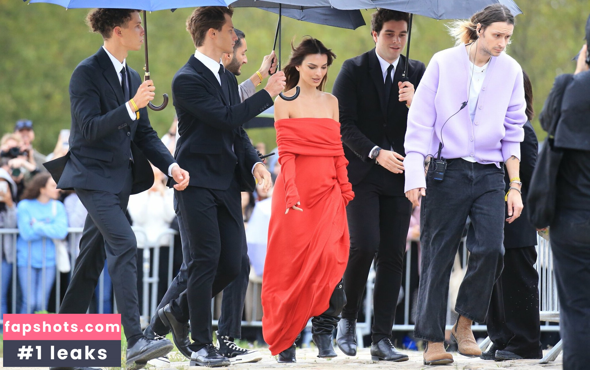 Emily Ratajkowski gallery photo #3257