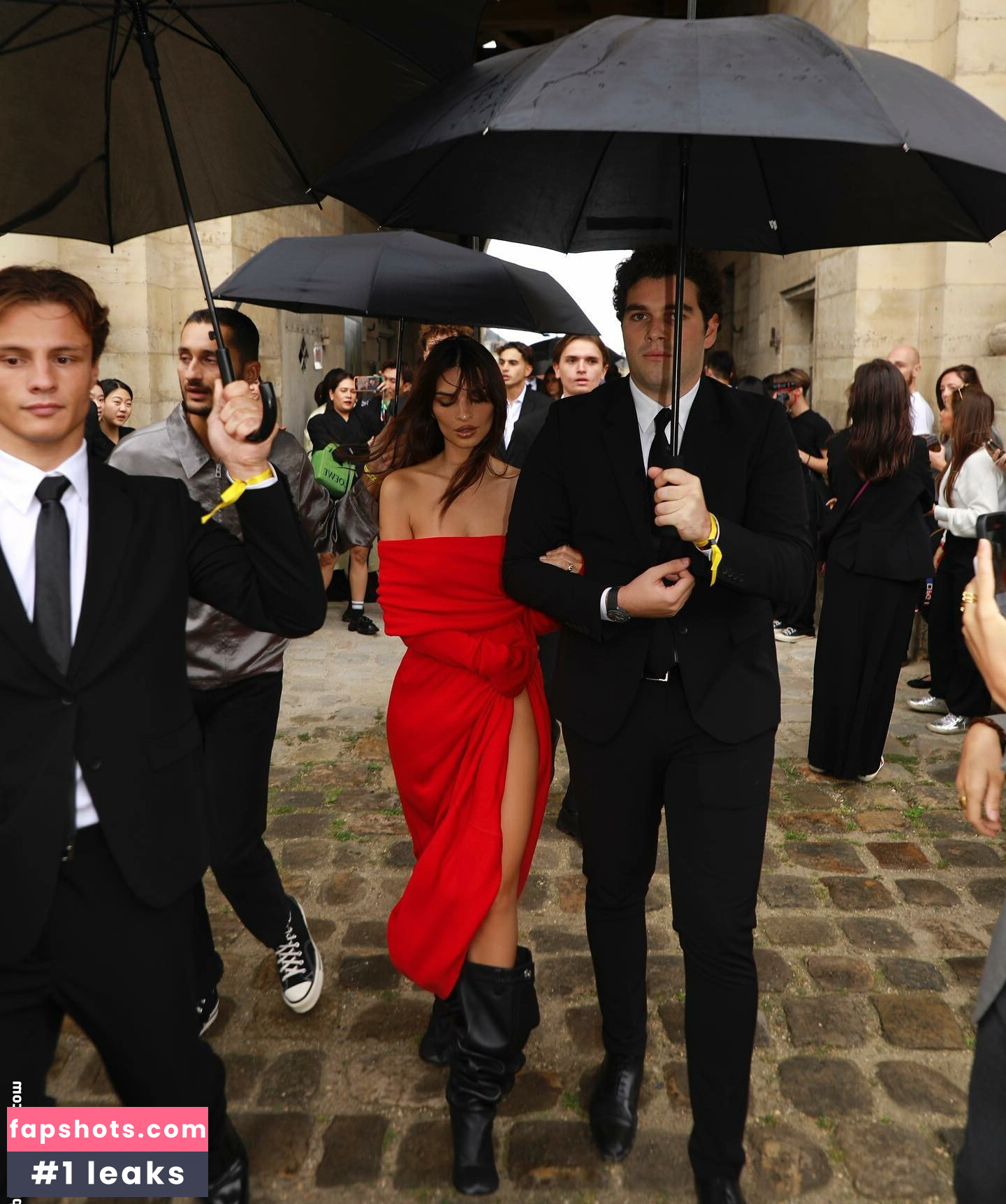 Emily Ratajkowski gallery photo #3265