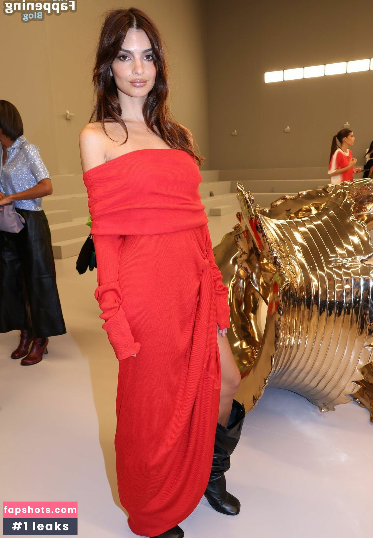 Emily Ratajkowski gallery photo #3310