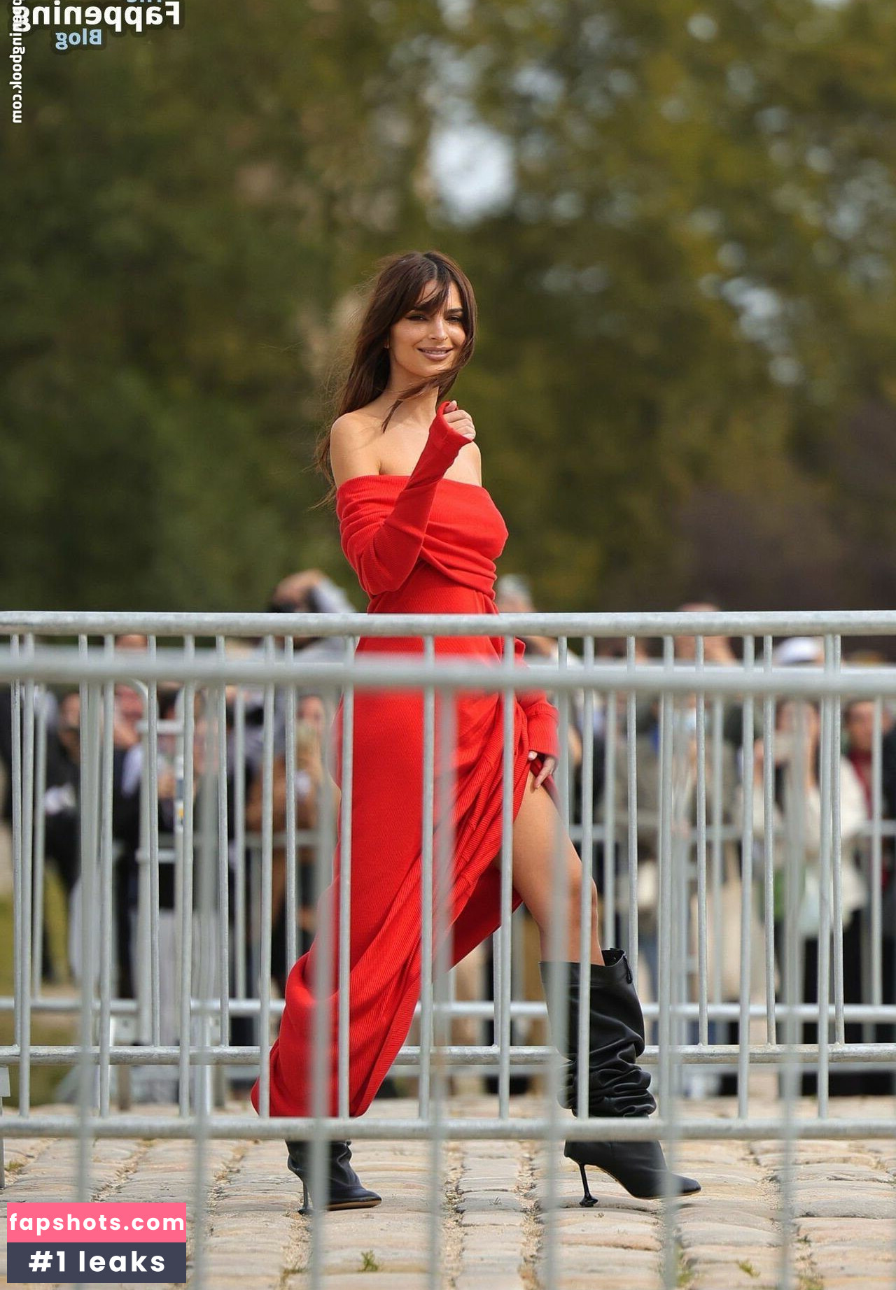 Emily Ratajkowski gallery photo #3311