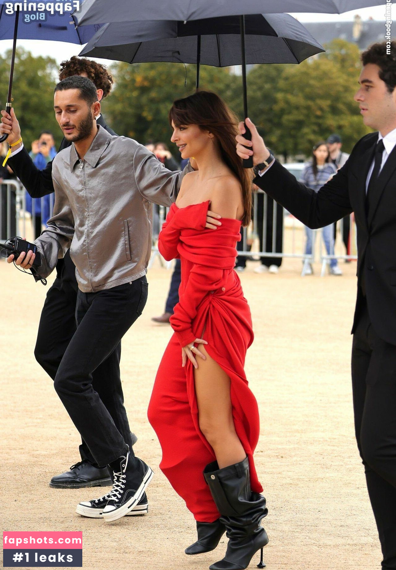 Emily Ratajkowski gallery photo #3327