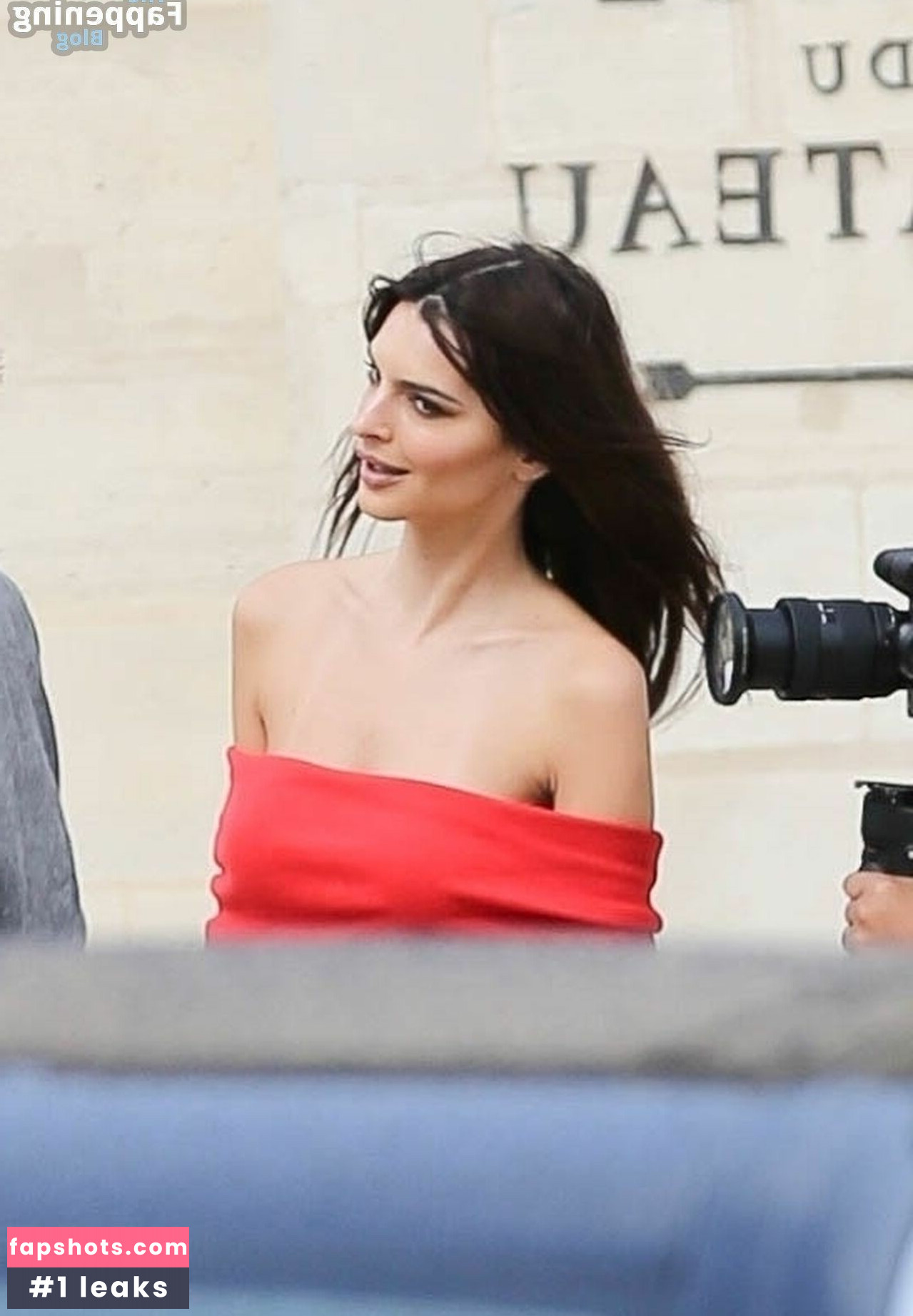 Emily Ratajkowski gallery photo #3333