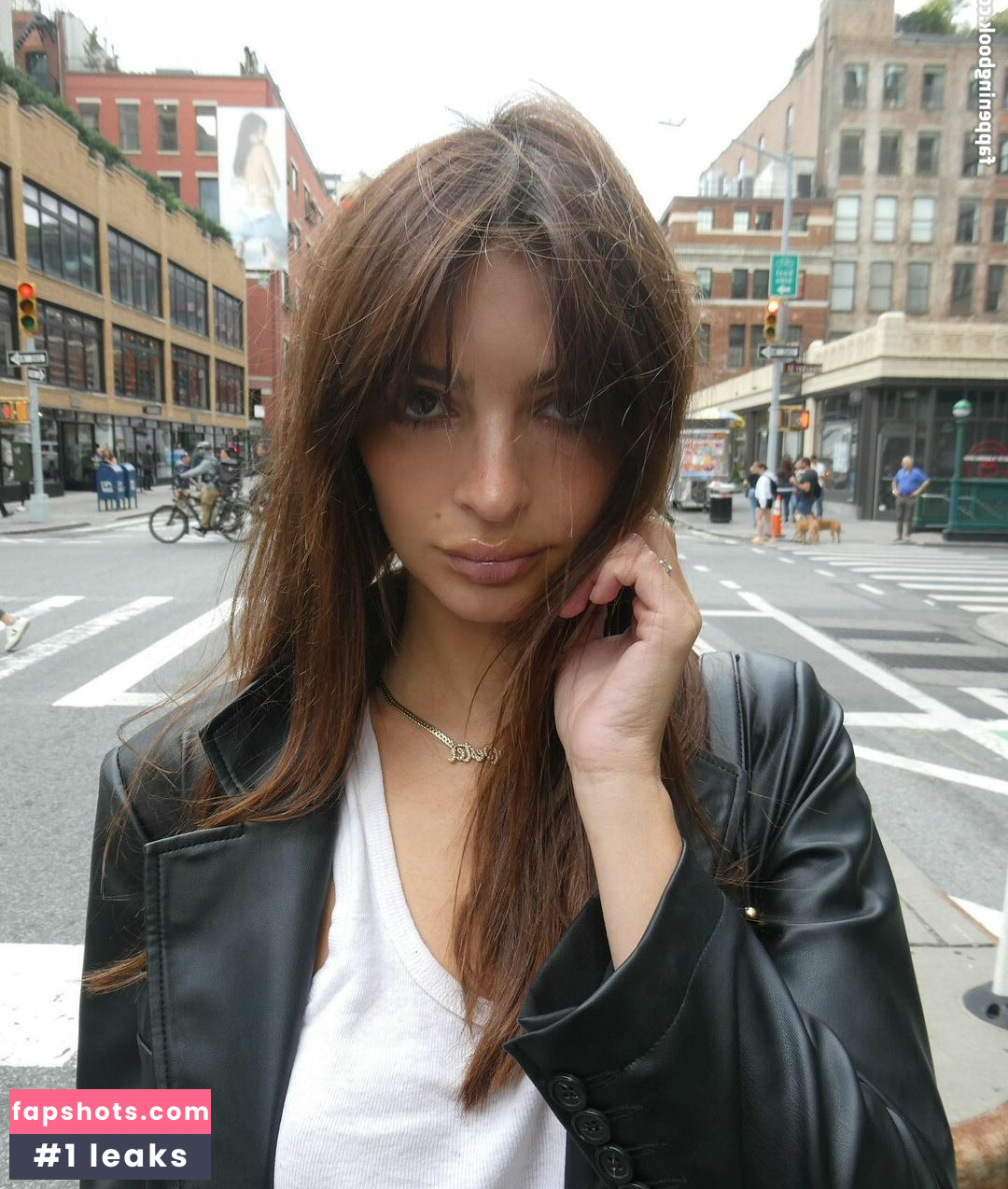 Emily Ratajkowski gallery photo #3389