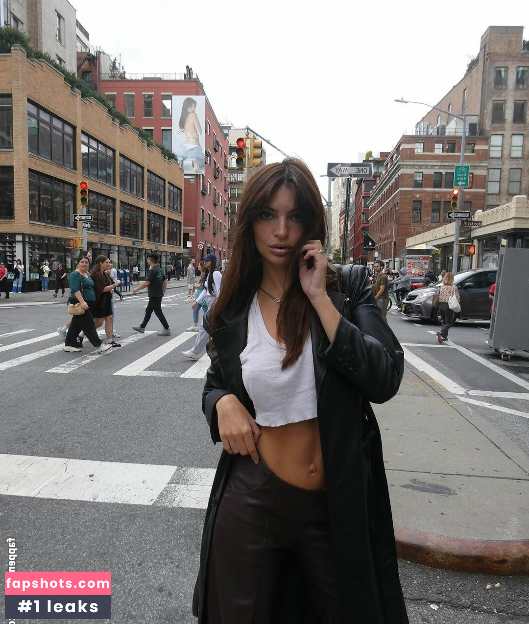 Emily Ratajkowski gallery photo #3408