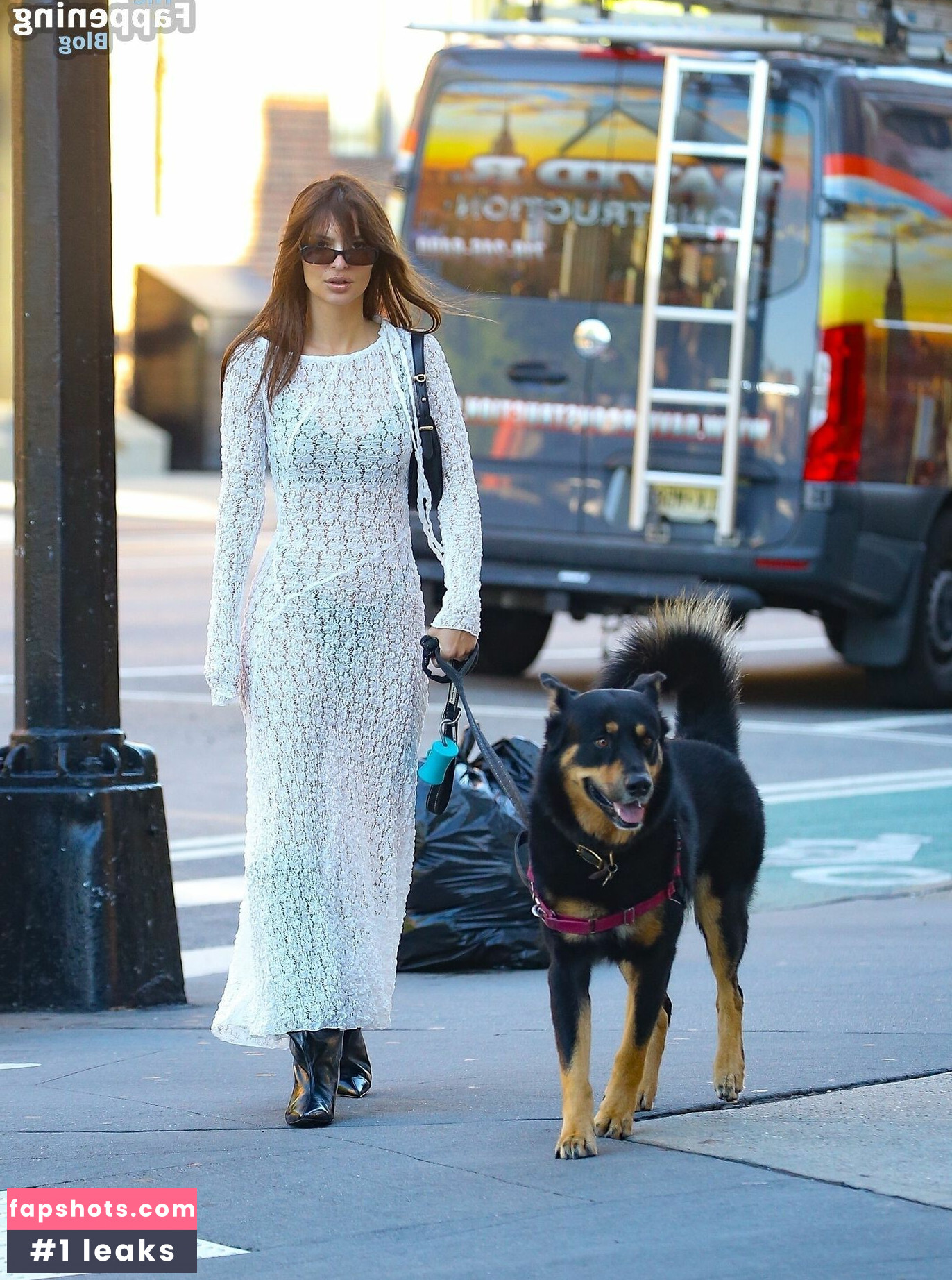 Emily Ratajkowski gallery photo #3432