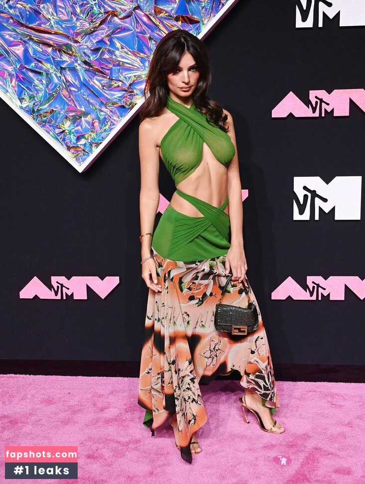 Emily Ratajkowski gallery photo #3481