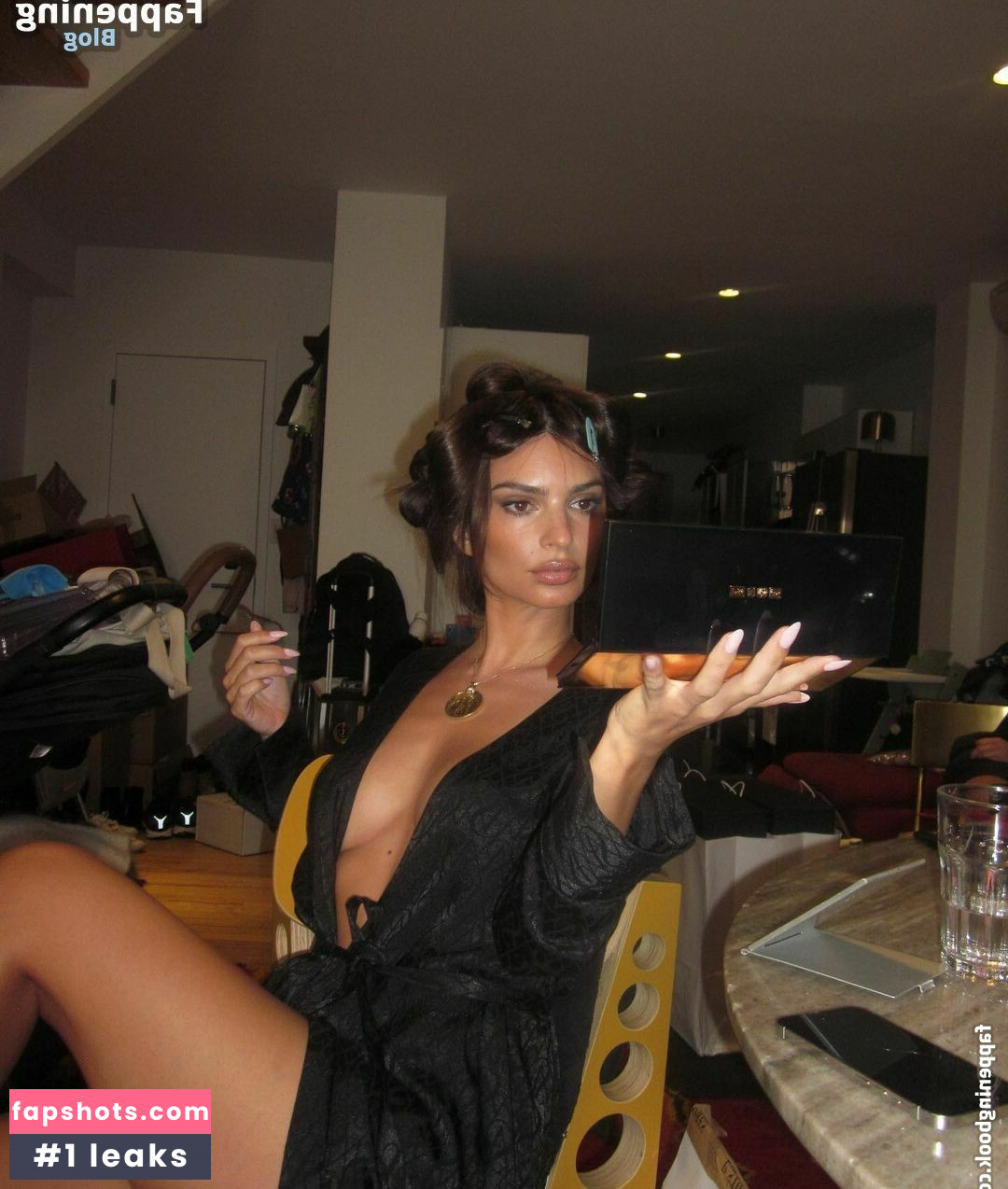 Emily Ratajkowski gallery photo #3808