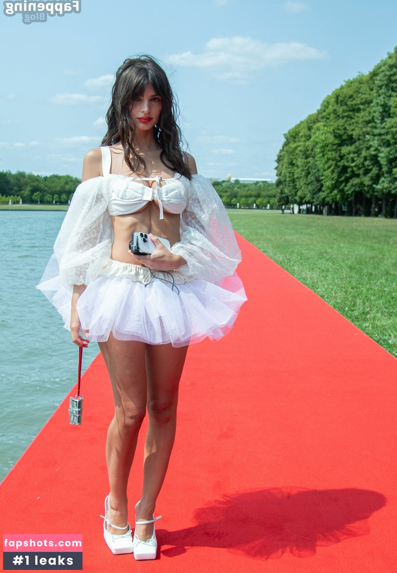 Emily Ratajkowski gallery photo #4530