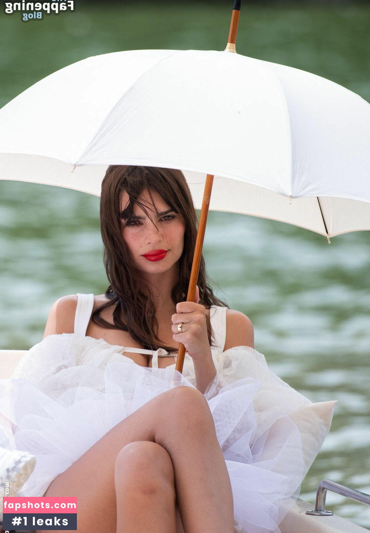 Emily Ratajkowski gallery photo #4533